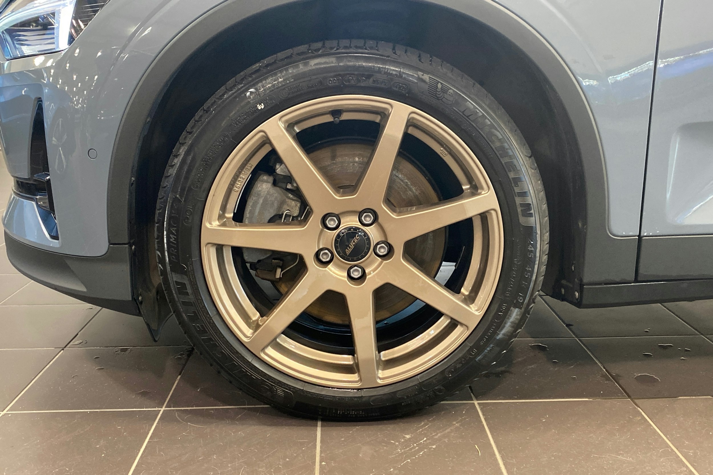harmaa Polestar 2 2022 kuva 11.