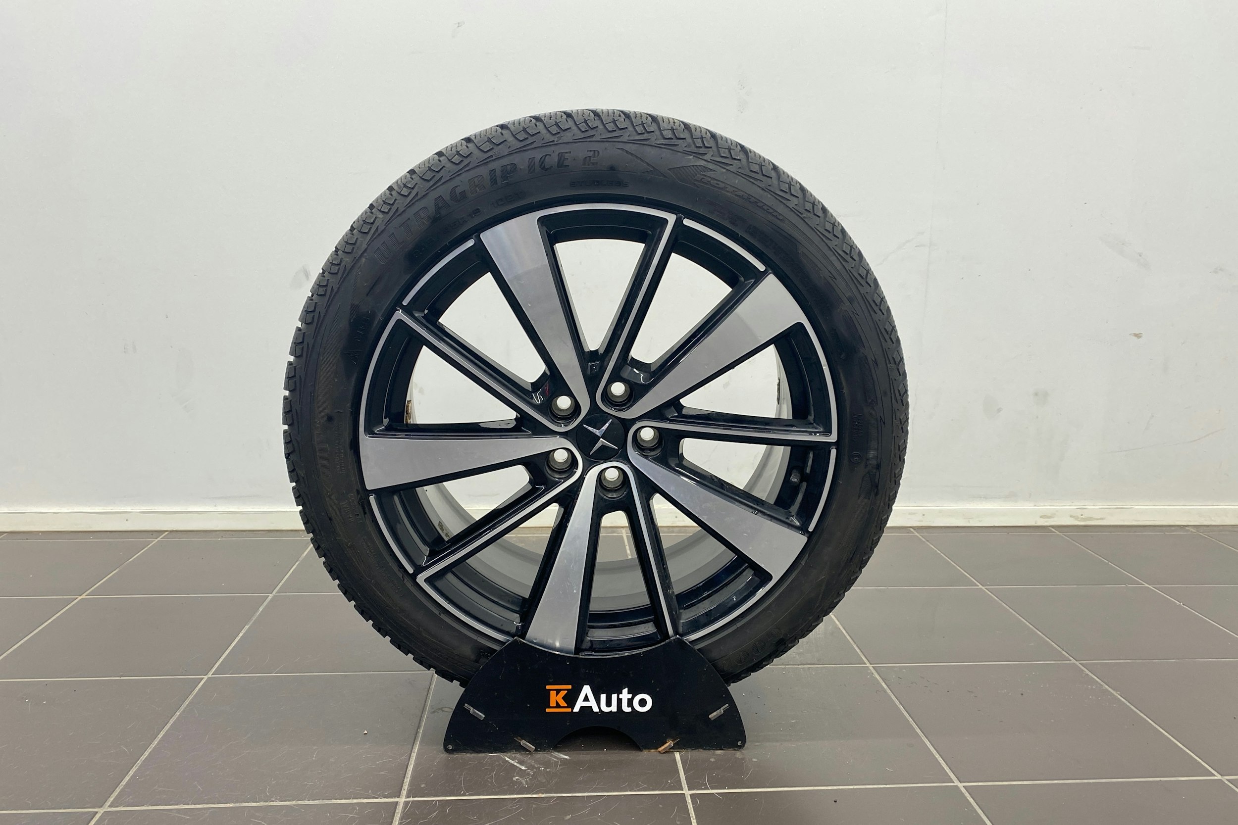 harmaa Polestar 2 2022 kuva 13.