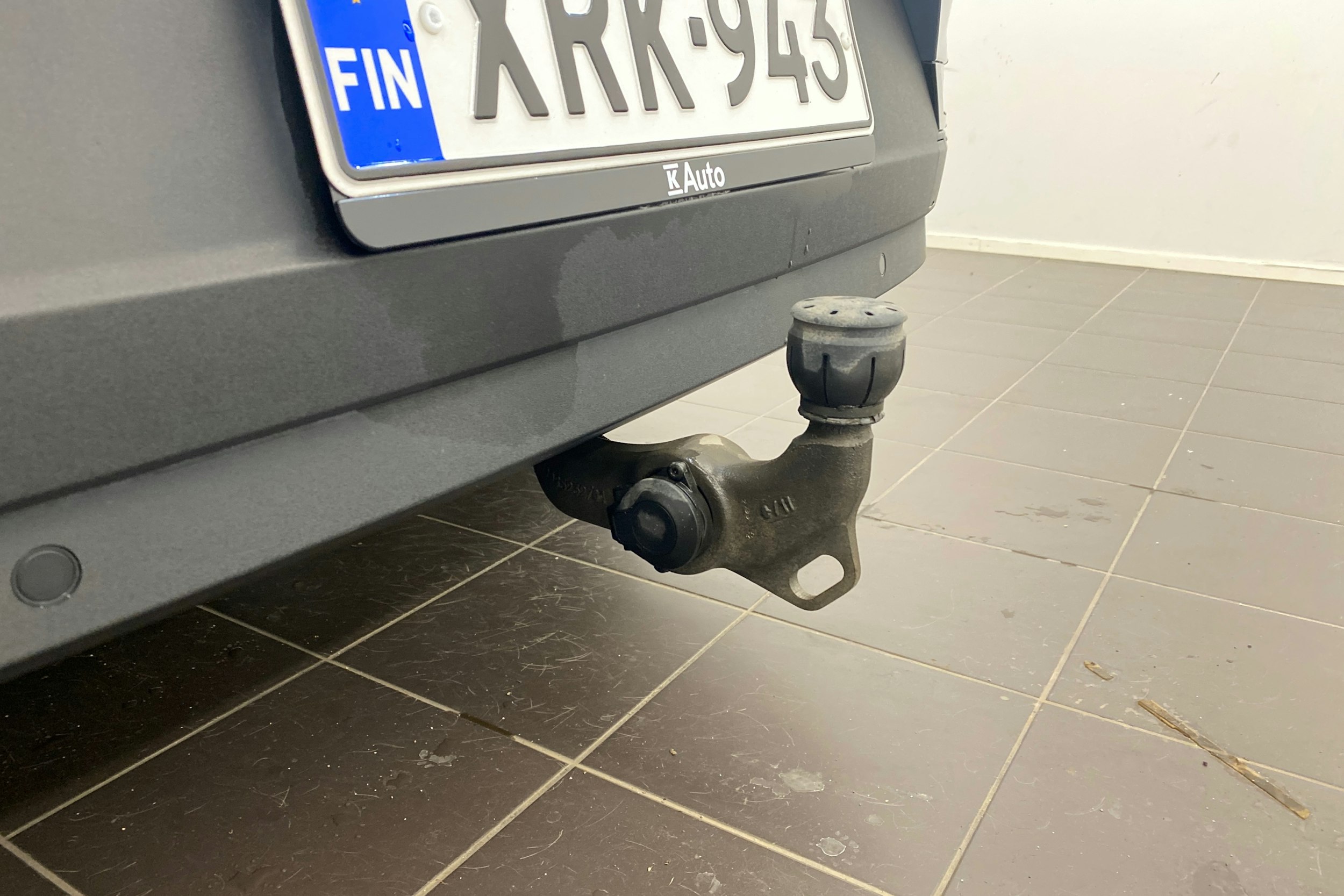 harmaa Polestar 2 2022 kuva 14.