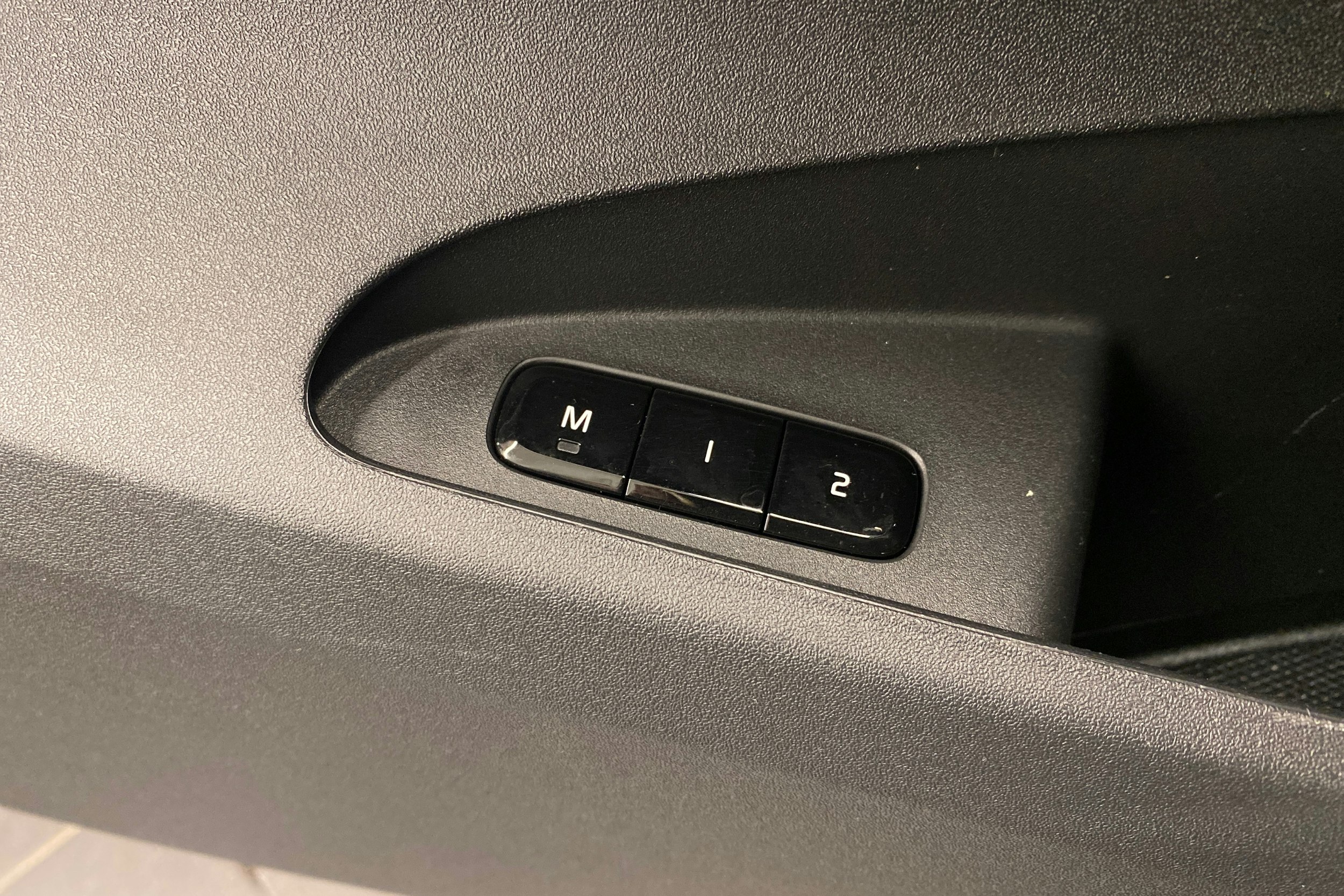 harmaa Polestar 2 2022 kuva 18.