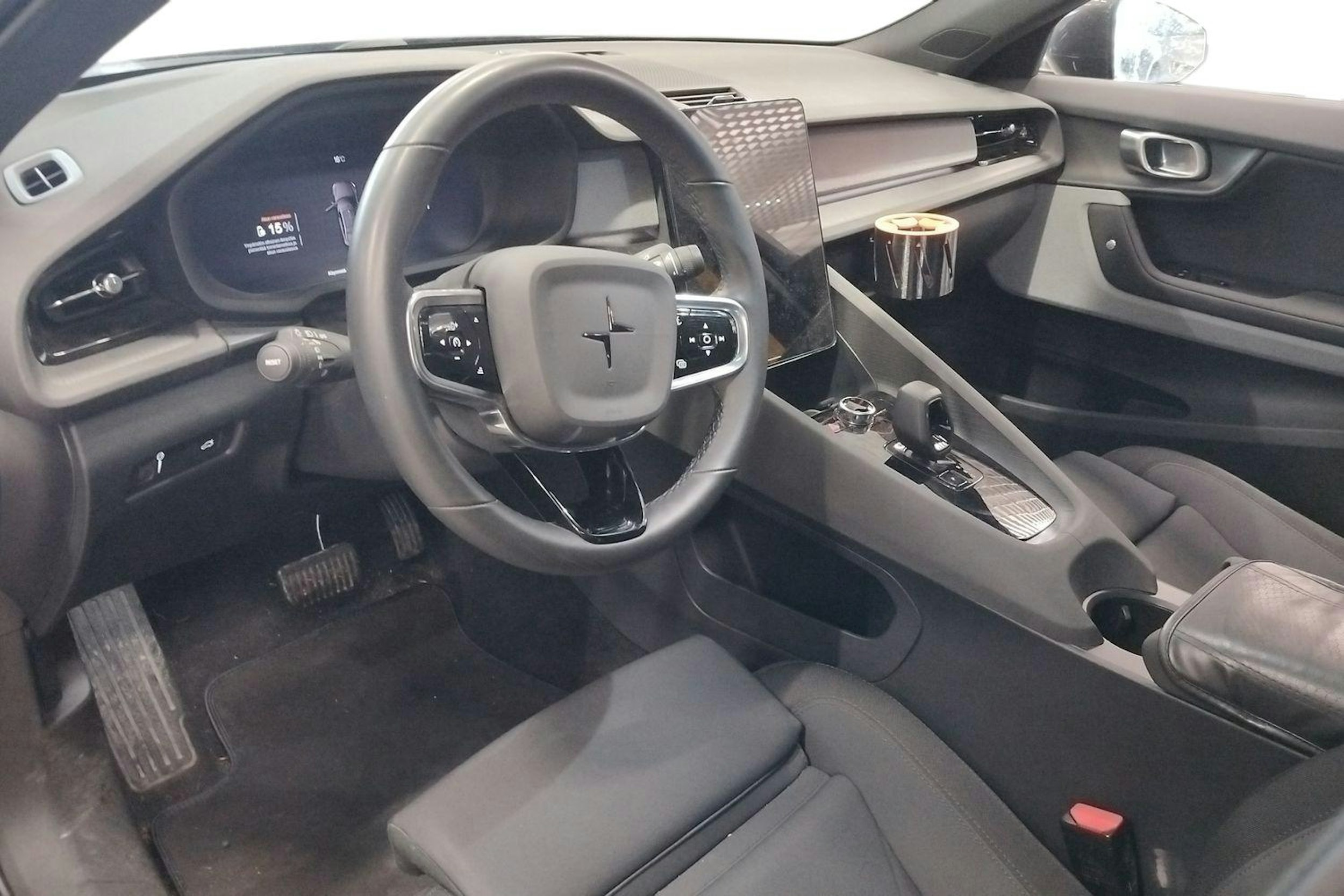 musta Polestar 2 2022 kuva 3.
