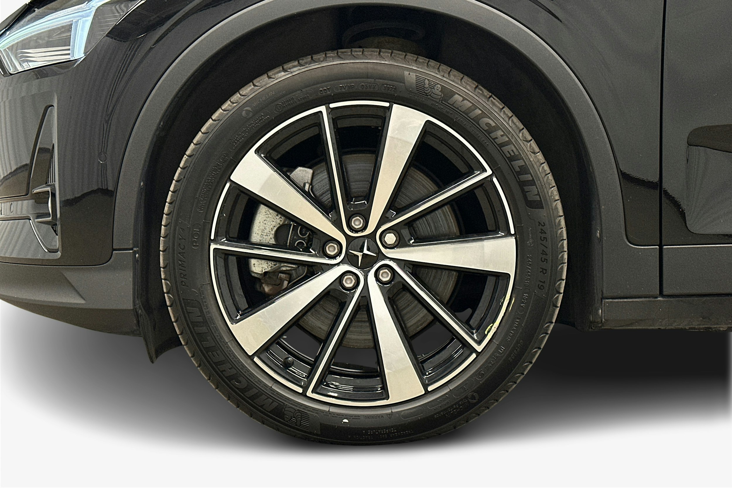 musta Polestar 2 2022 kuva 11.