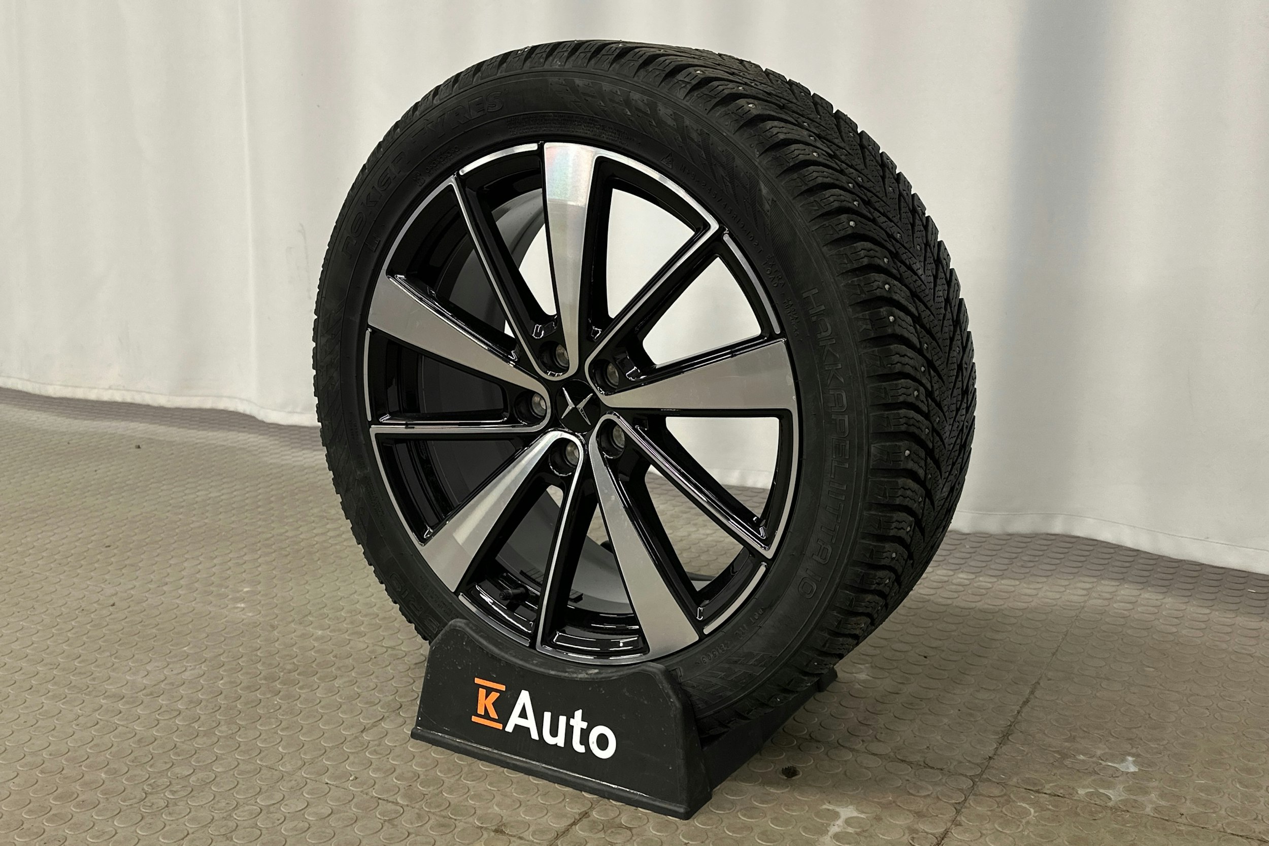 musta Polestar 2 2022 kuva 13.