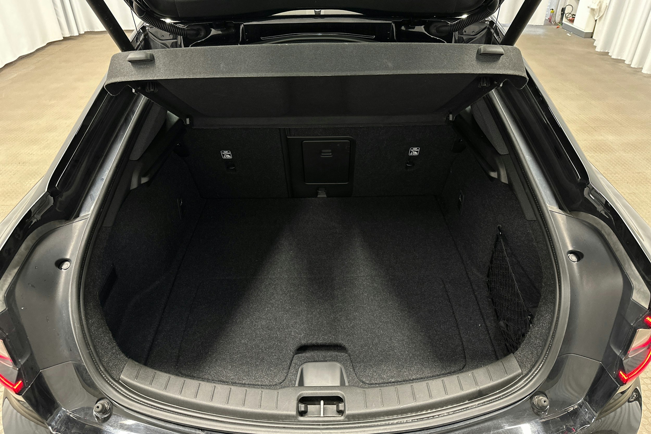 musta Polestar 2 2022 kuva 14.