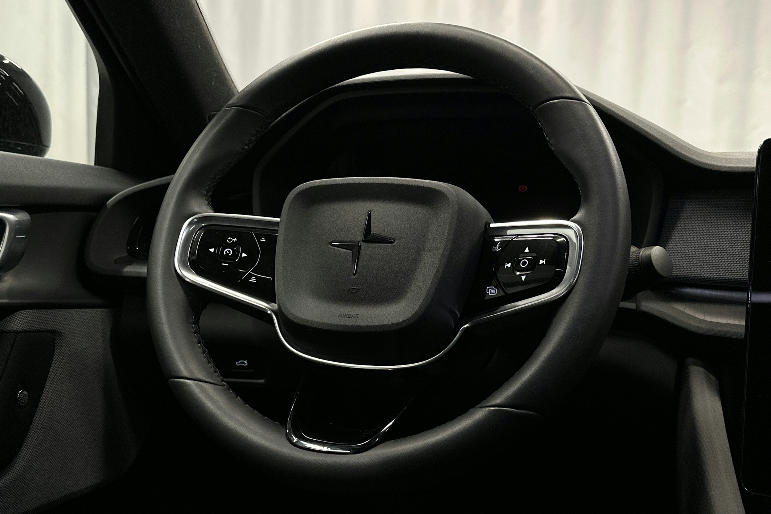musta Polestar 2 2022 kuva 17.