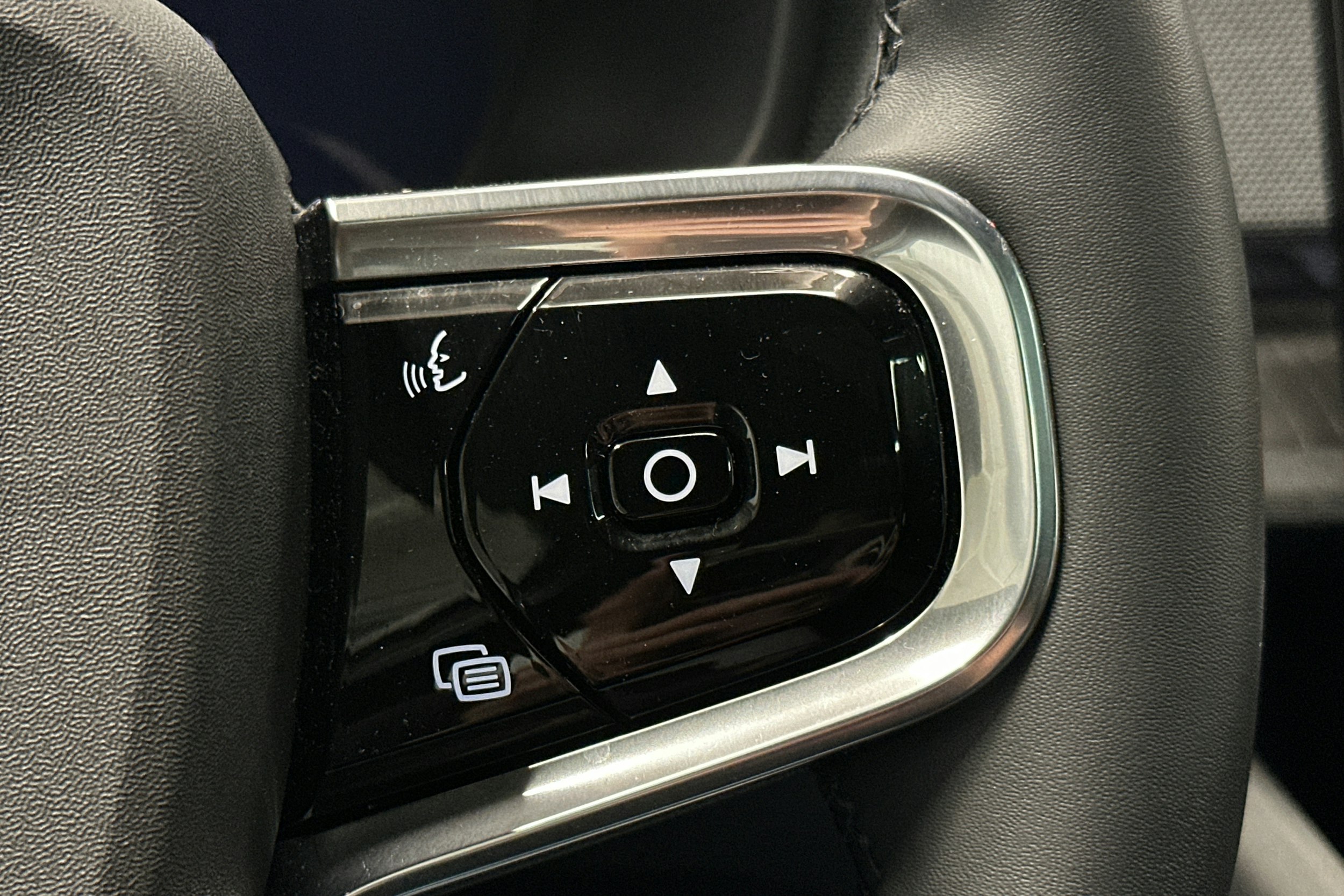 musta Polestar 2 2022 kuva 22.