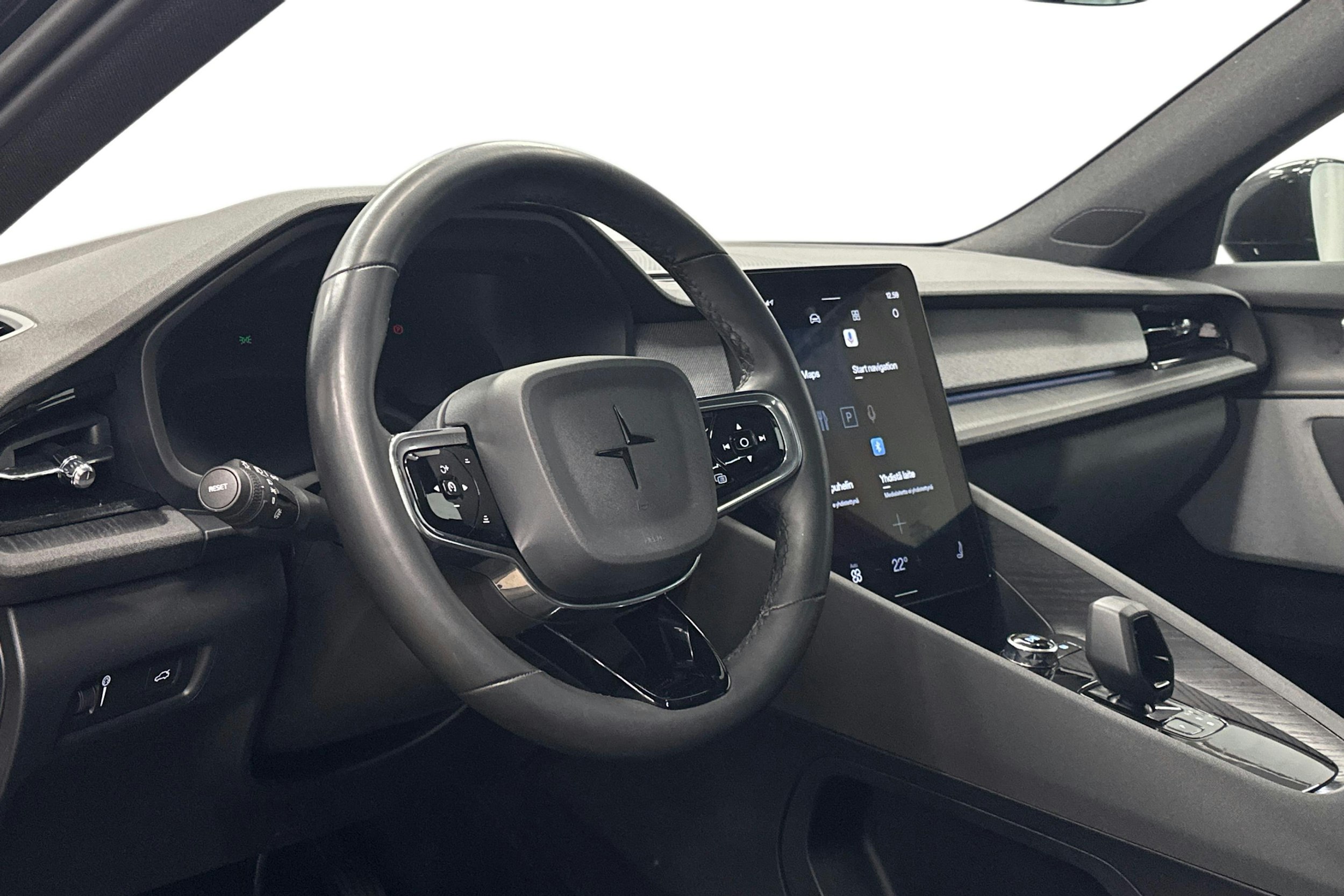 musta Polestar 2 2022 kuva 6.