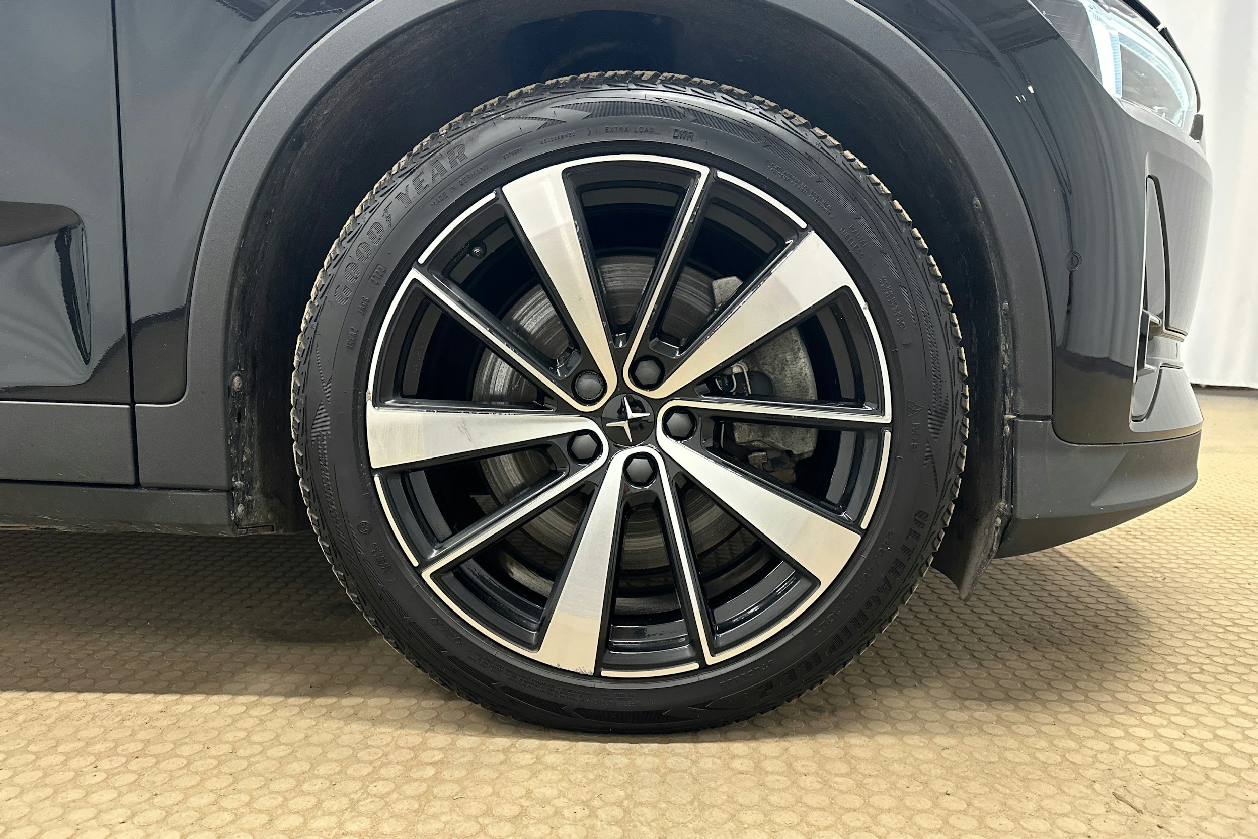 musta Polestar 2 2022 kuva 10.