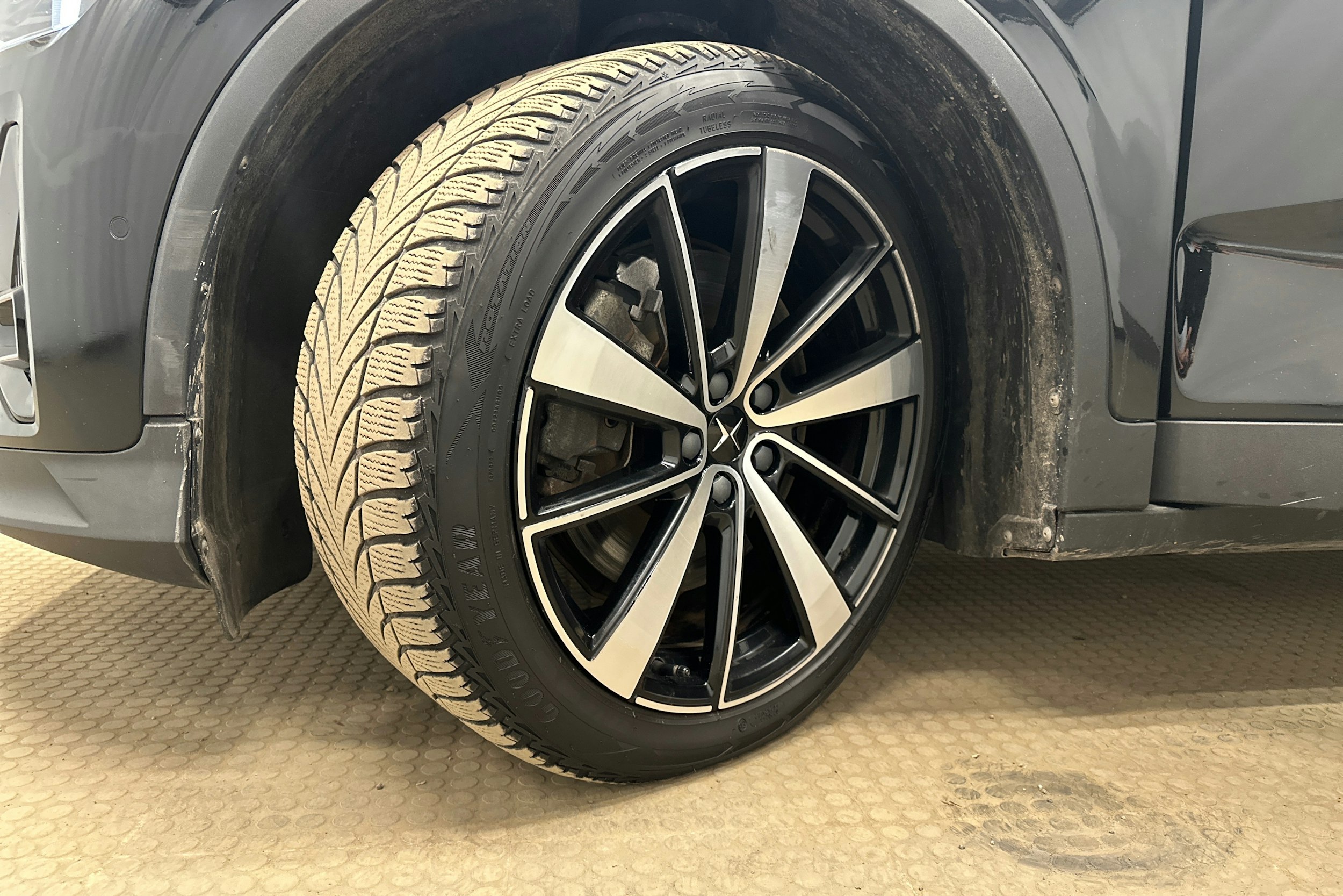 musta Polestar 2 2022 kuva 11.