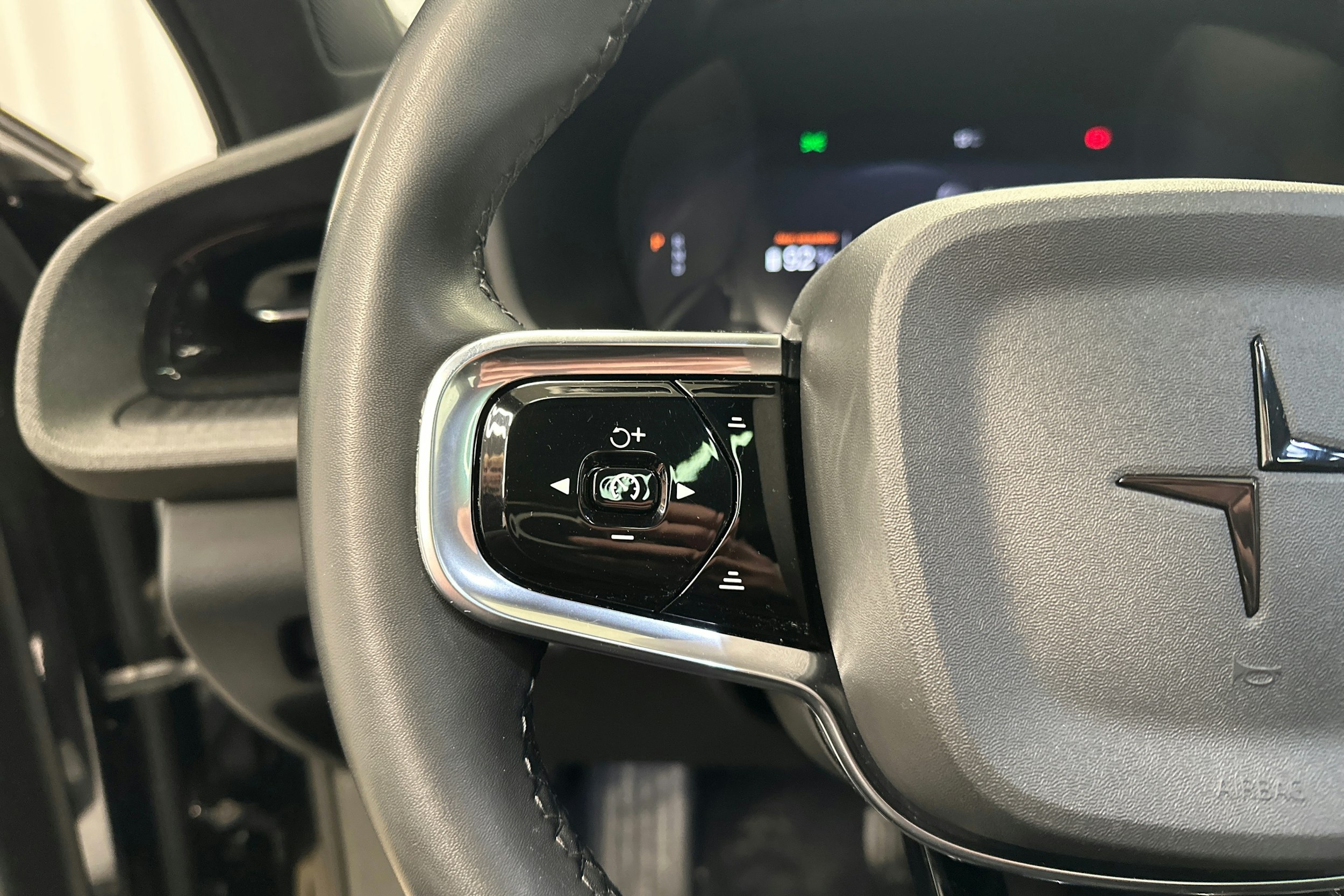 musta Polestar 2 2022 kuva 13.