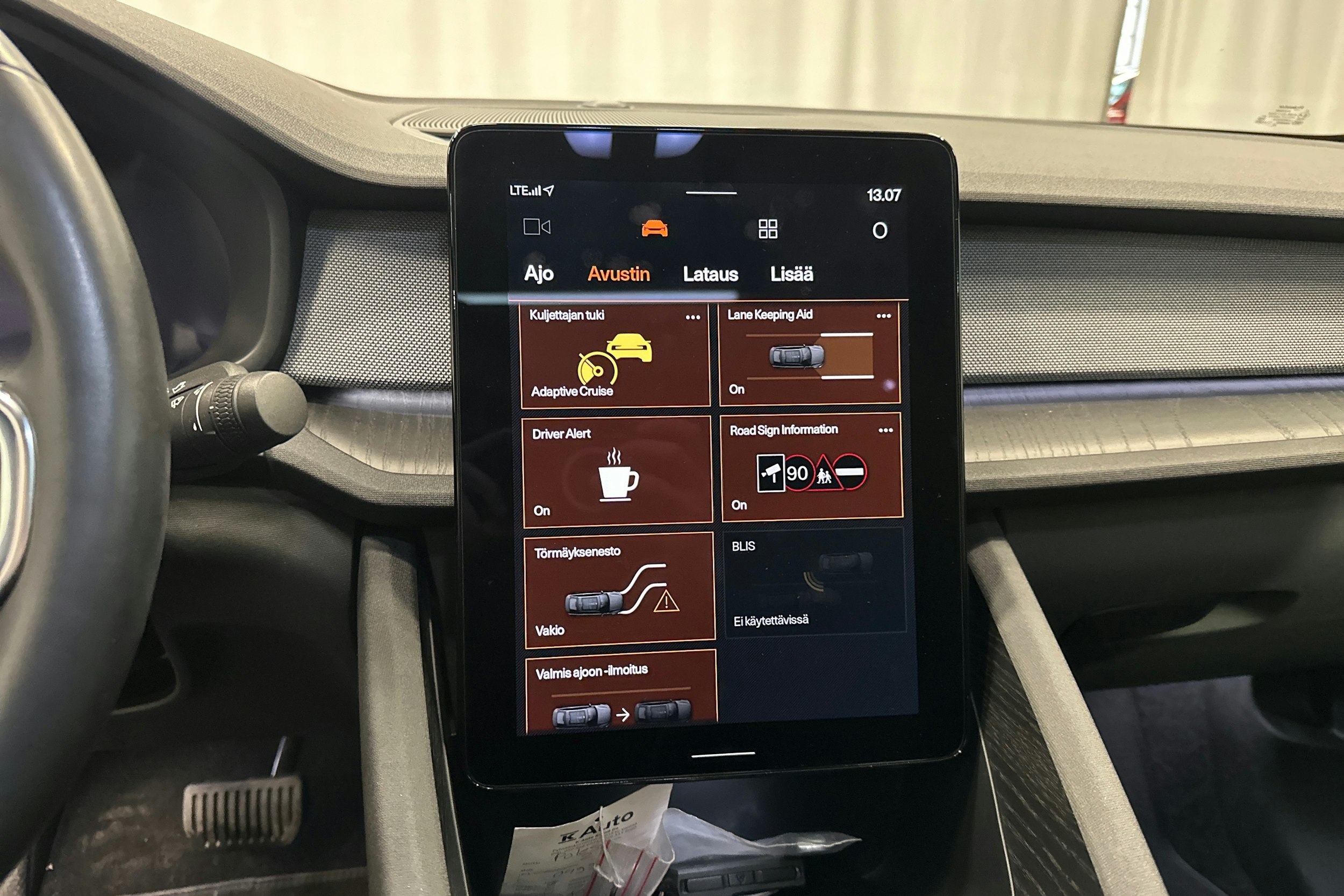 musta Polestar 2 2022 kuva 17.