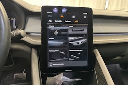 musta Polestar 2 2022 kuva 18.