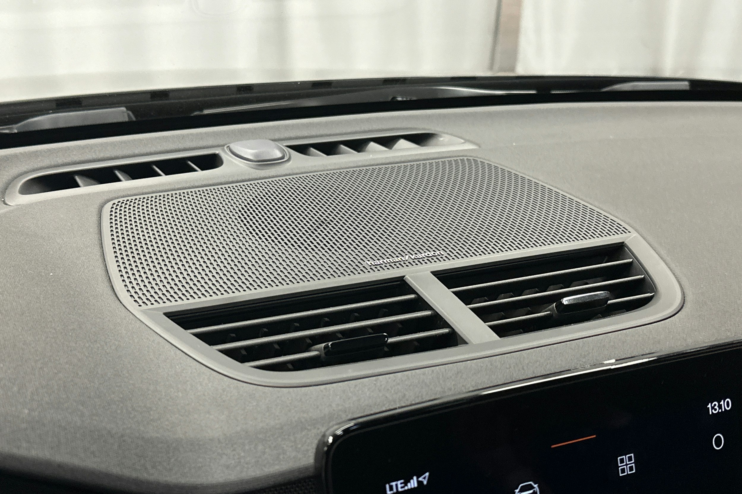 musta Polestar 2 2022 kuva 20.