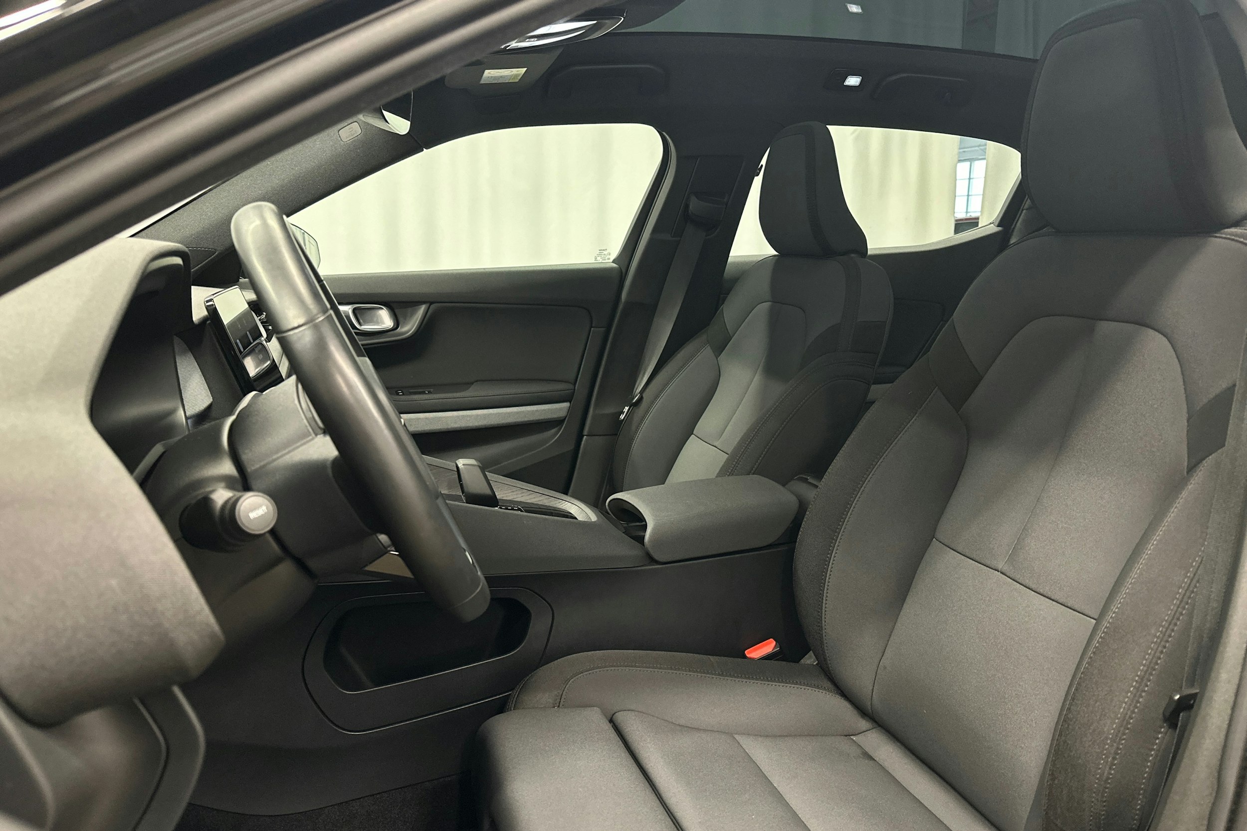 musta Polestar 2 2022 kuva 21.