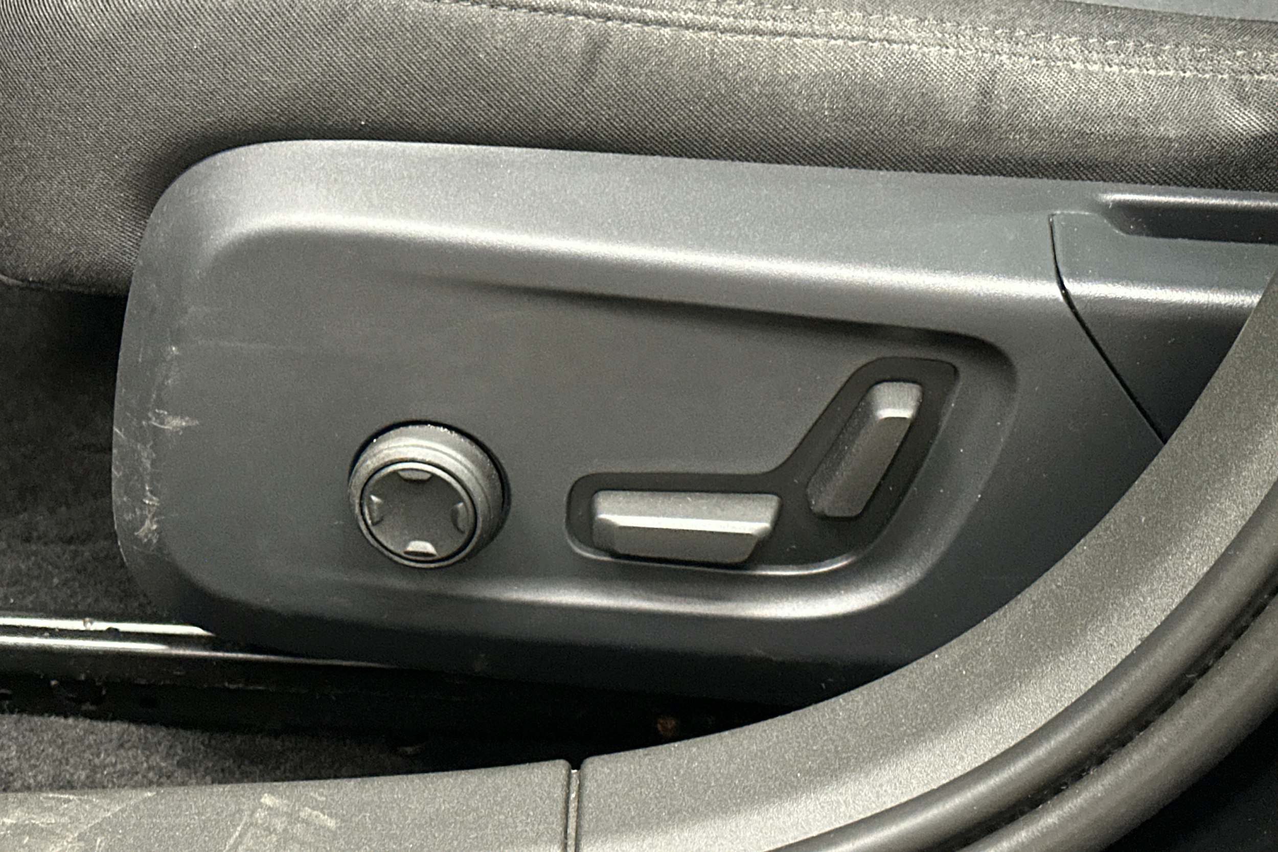 musta Polestar 2 2022 kuva 22.