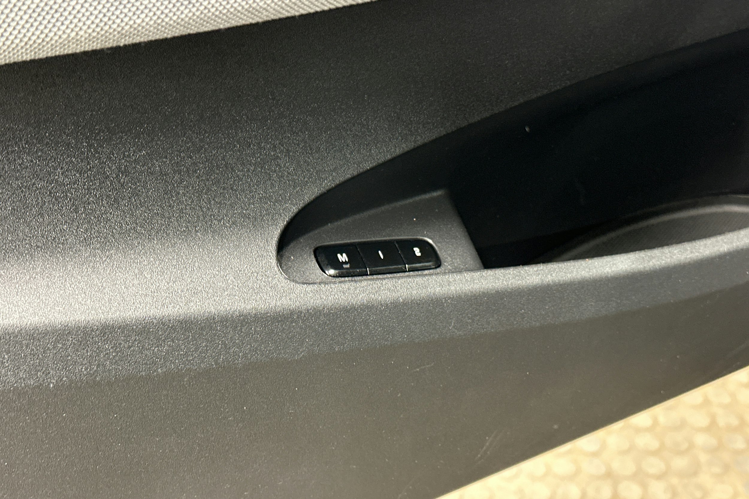 musta Polestar 2 2022 kuva 23.