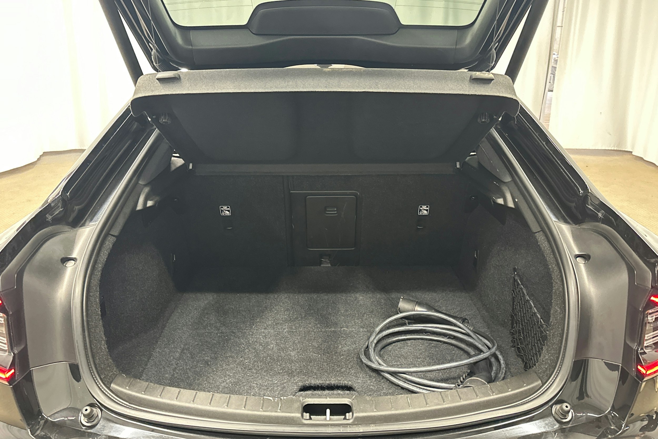 musta Polestar 2 2022 kuva 25.