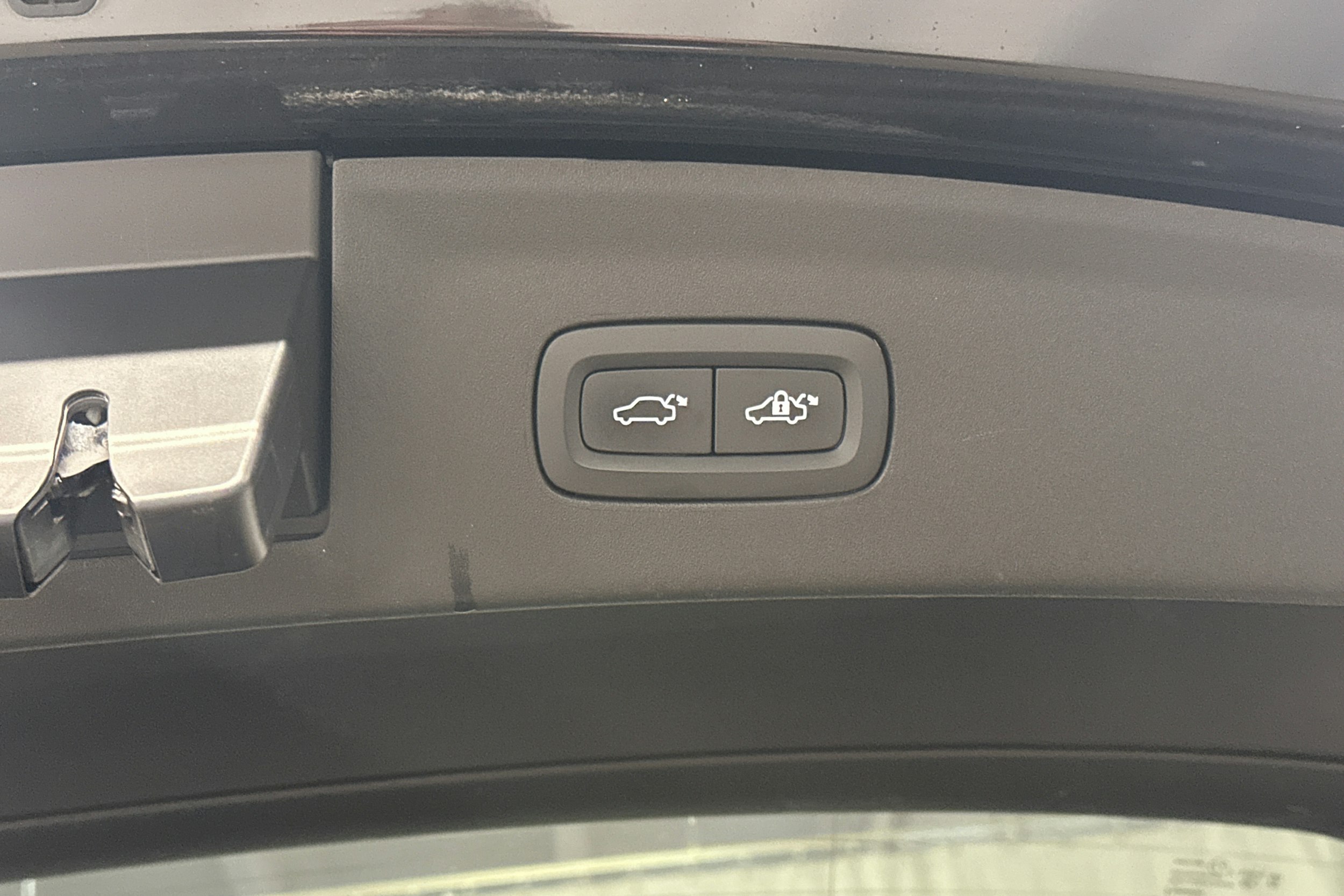 musta Polestar 2 2022 kuva 26.