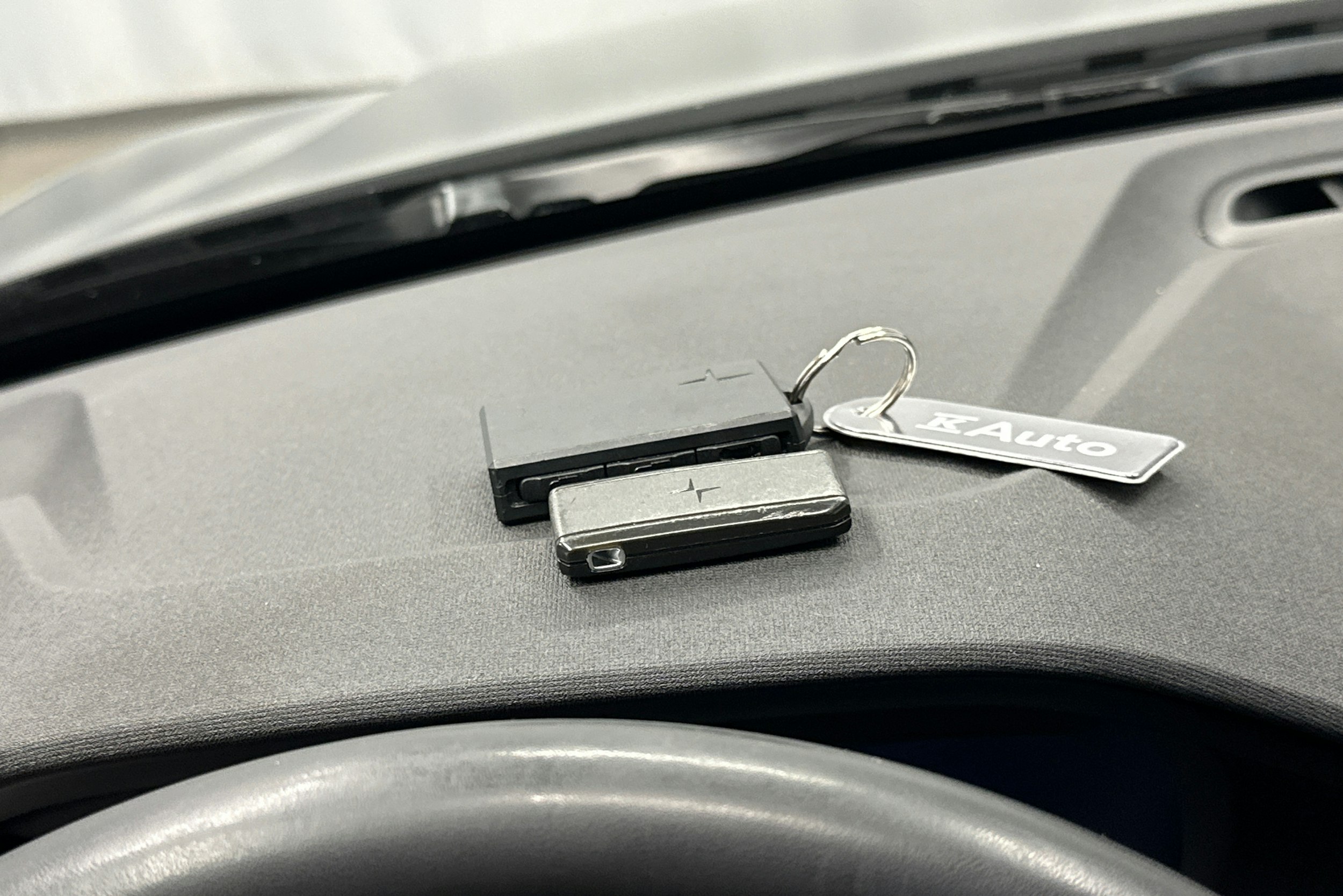 musta Polestar 2 2022 kuva 27.