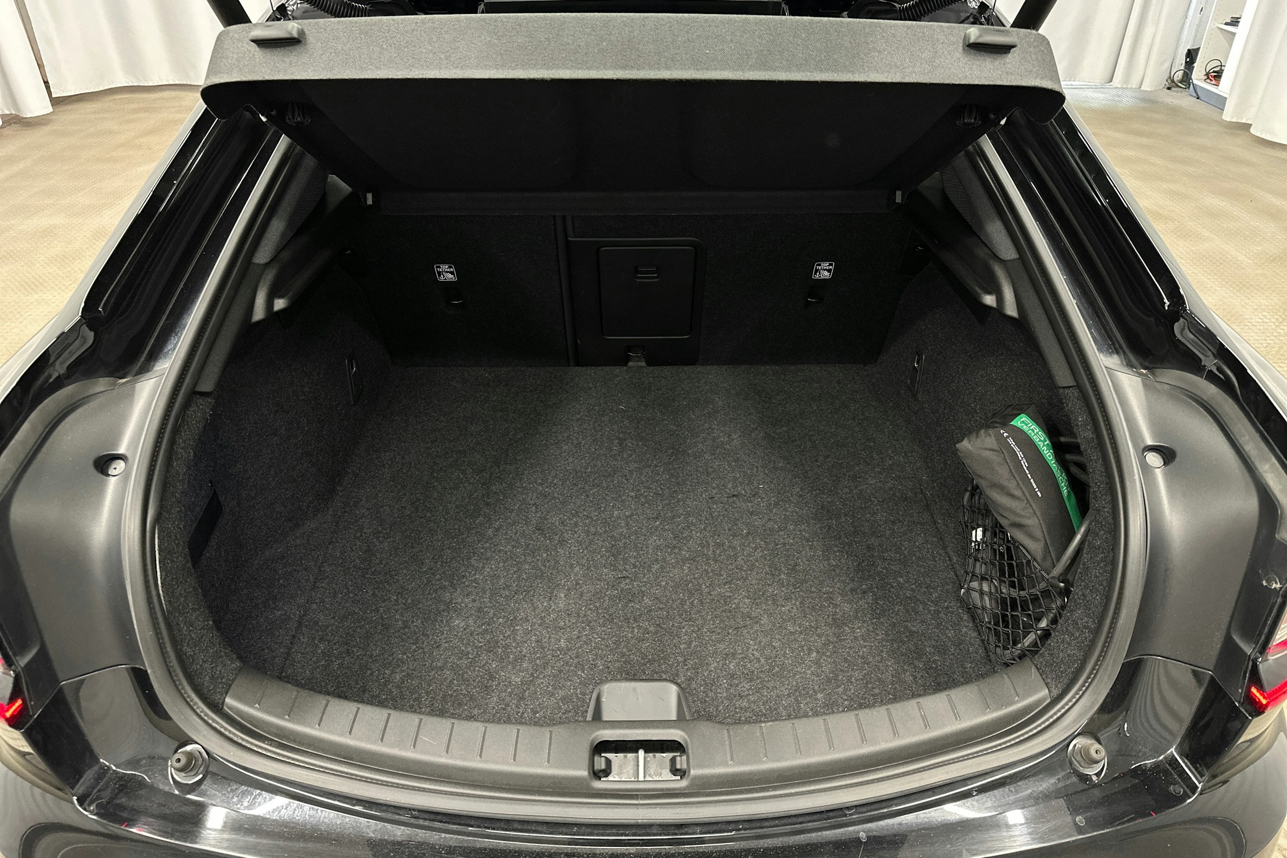 musta Polestar 2 2022 kuva 12.