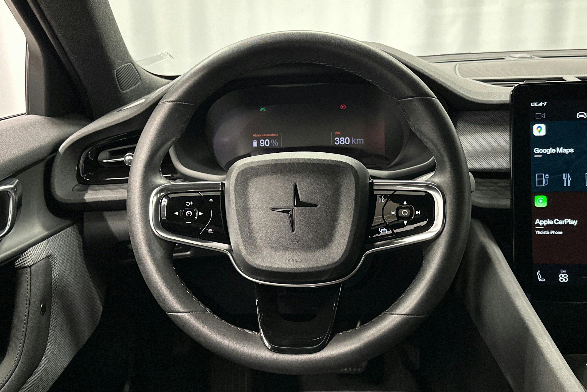 musta Polestar 2 2022 kuva 17.