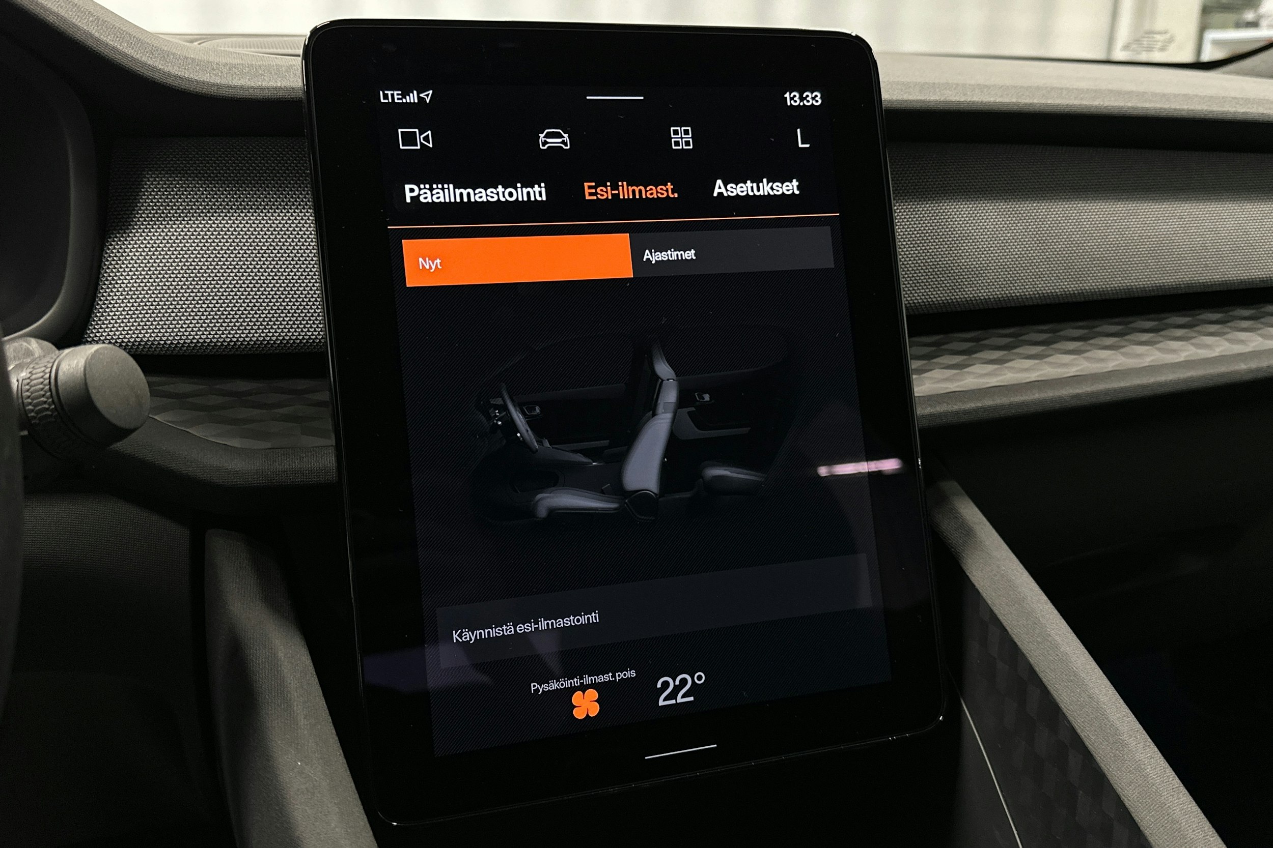 musta Polestar 2 2022 kuva 25.
