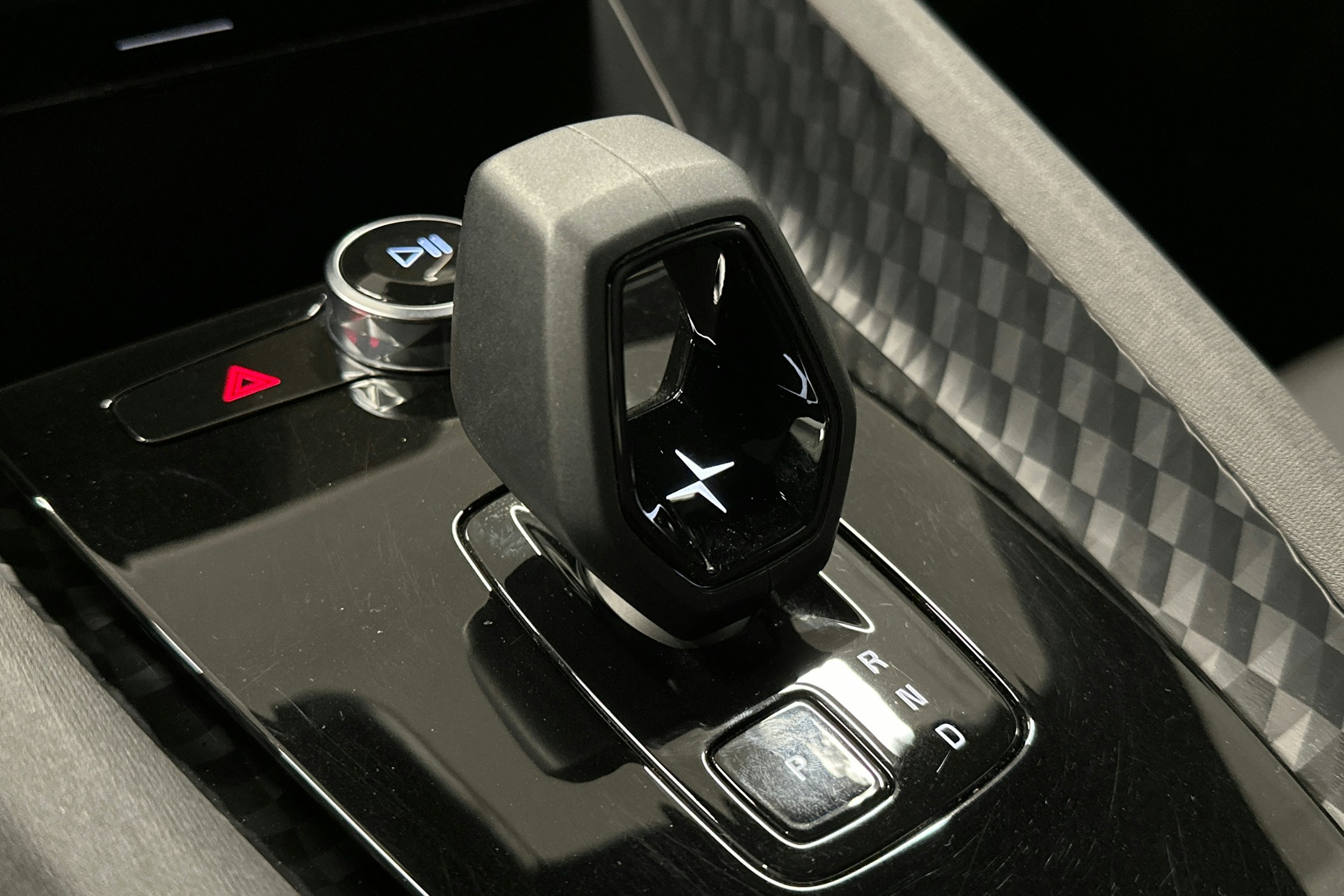 musta Polestar 2 2022 kuva 27.