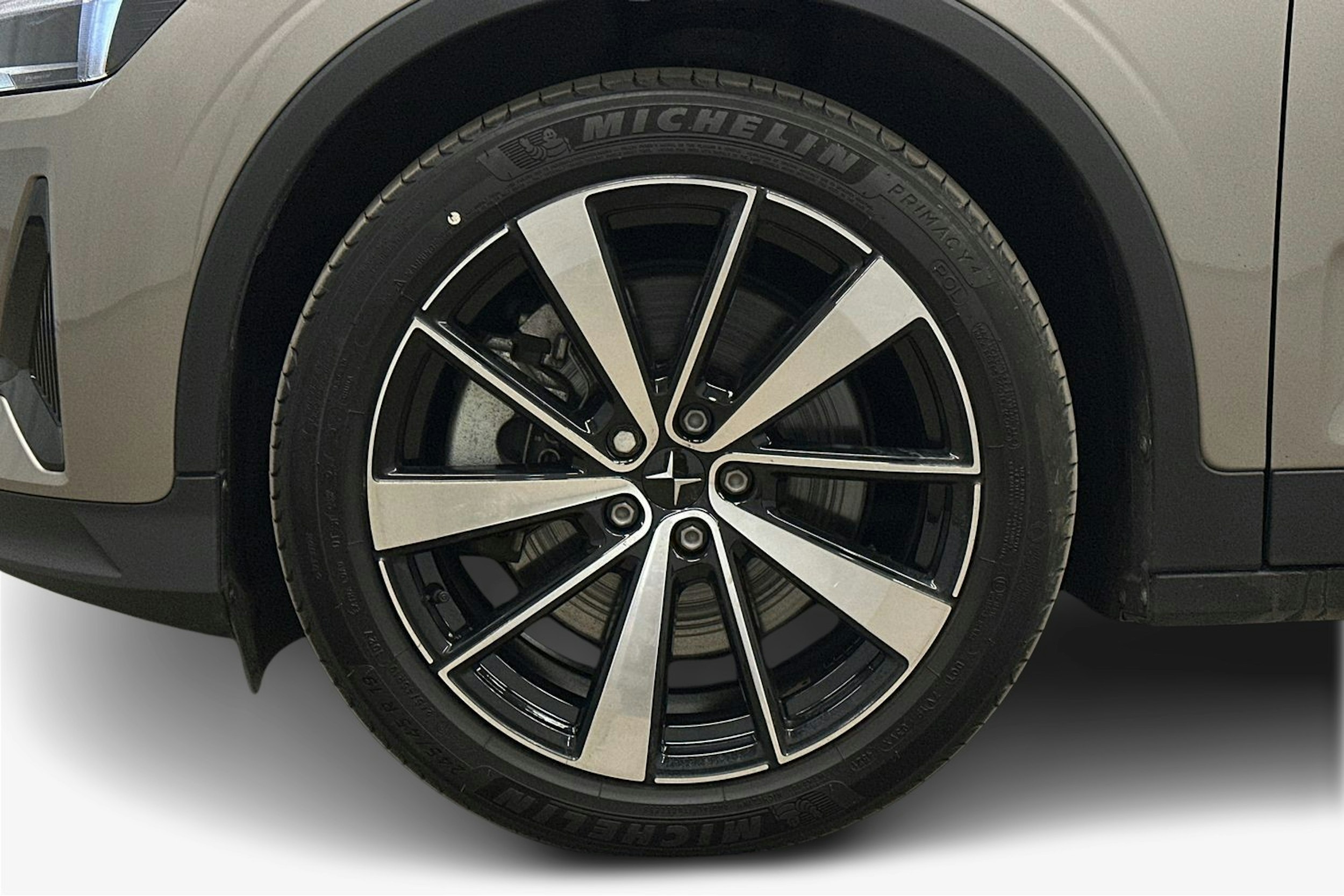 harmaa Polestar 2 2022 kuva 11.