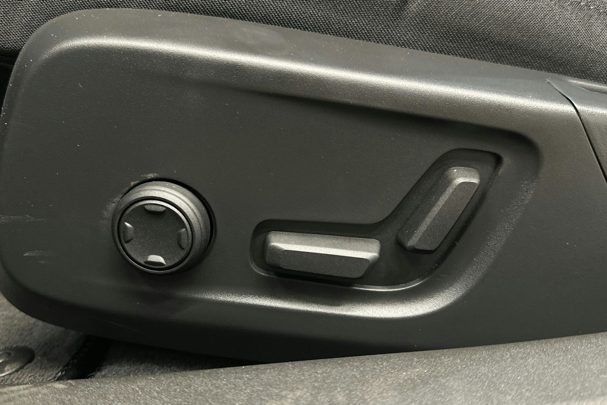 harmaa Polestar 2 2022 kuva 17.