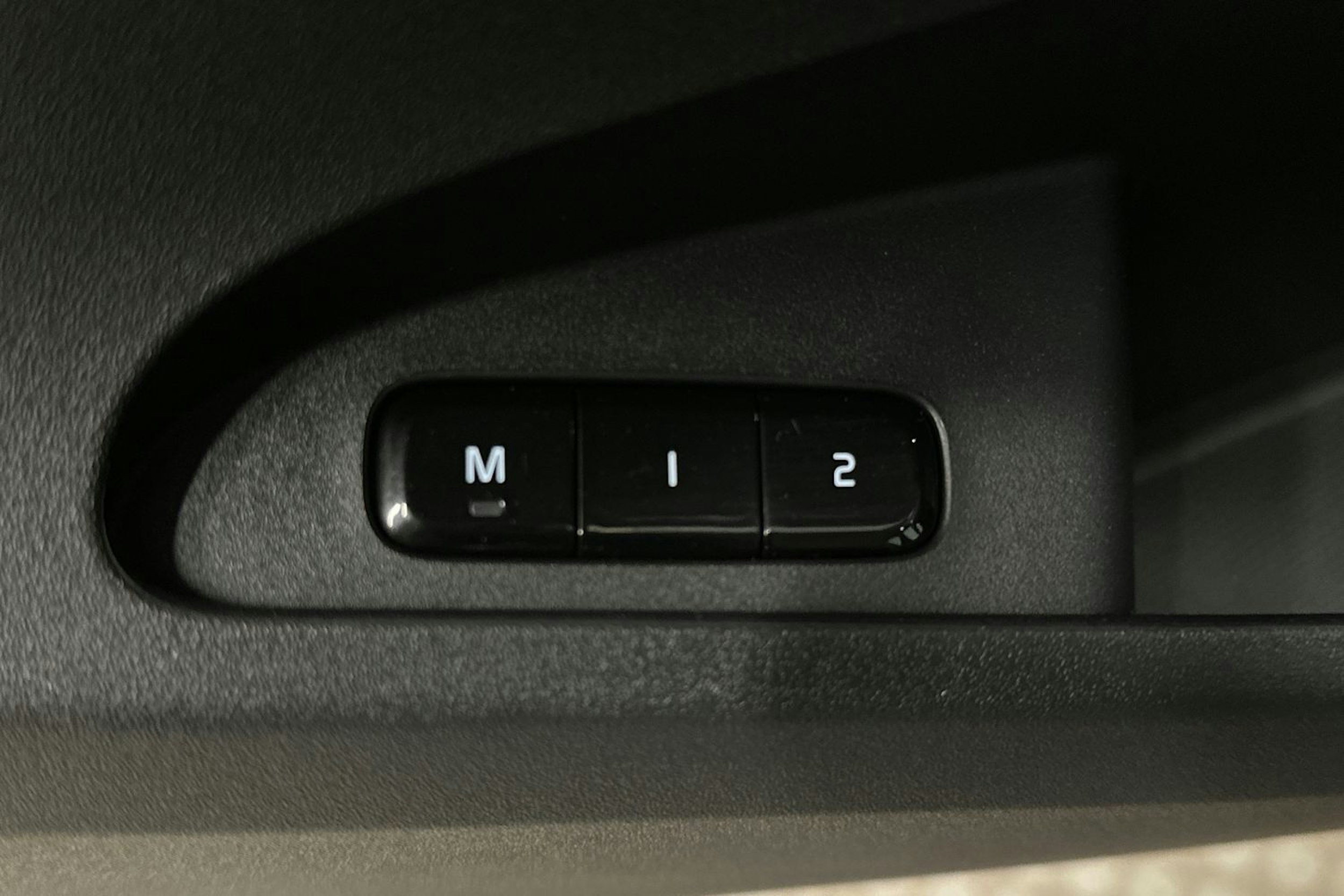 harmaa Polestar 2 2022 kuva 18.