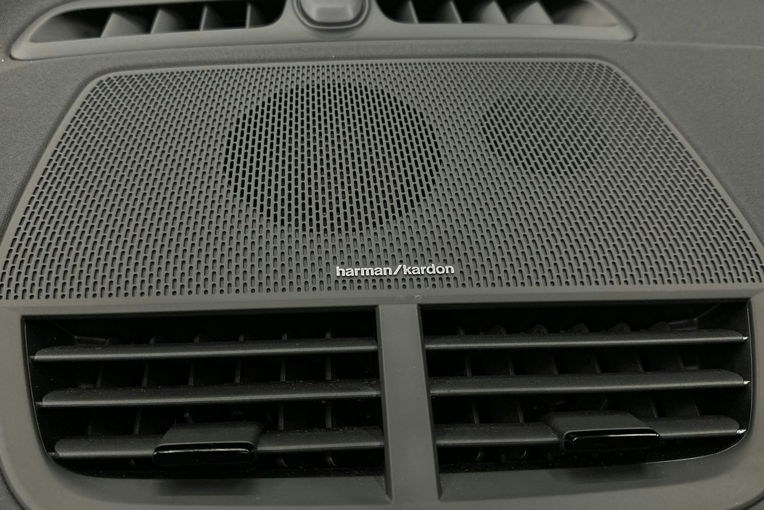 harmaa Polestar 2 2022 kuva 33.