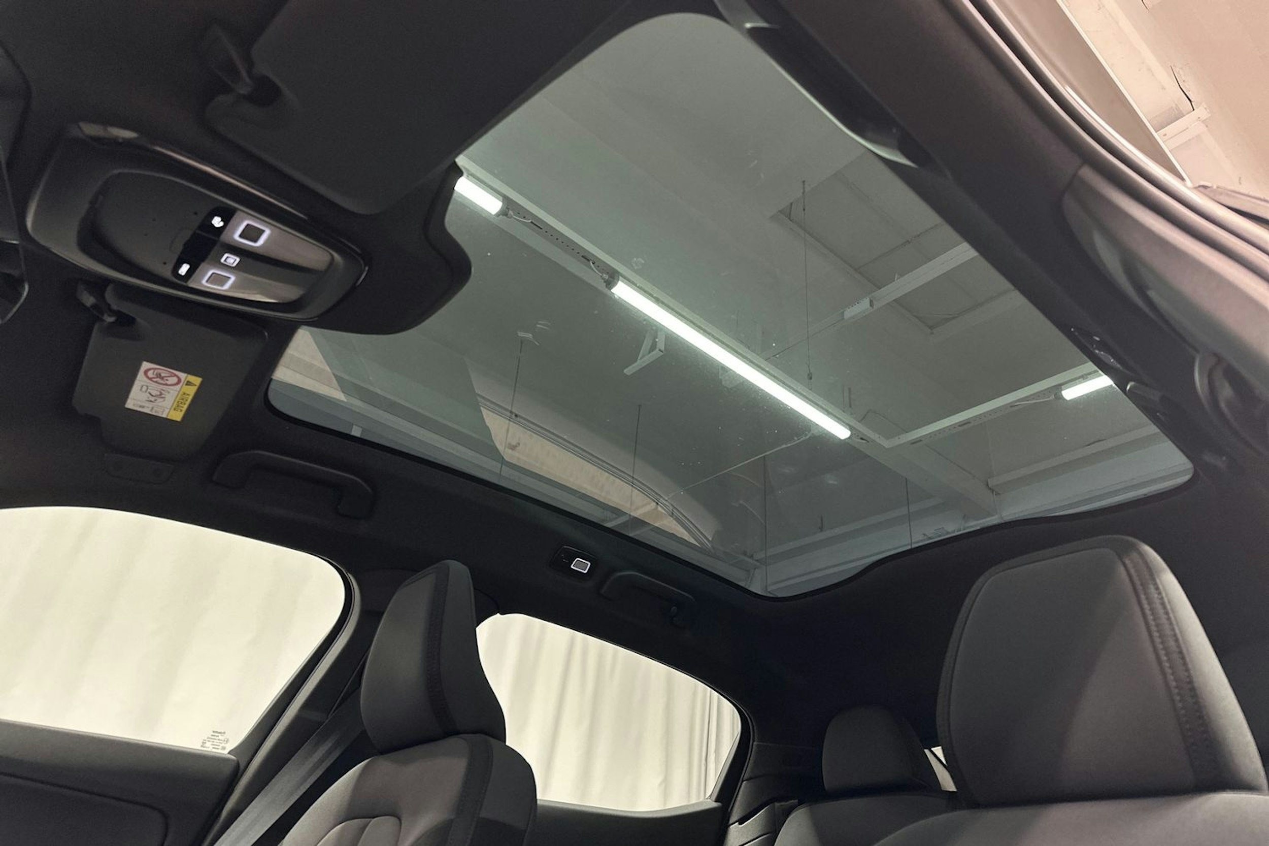 harmaa Polestar 2 2022 kuva 35.
