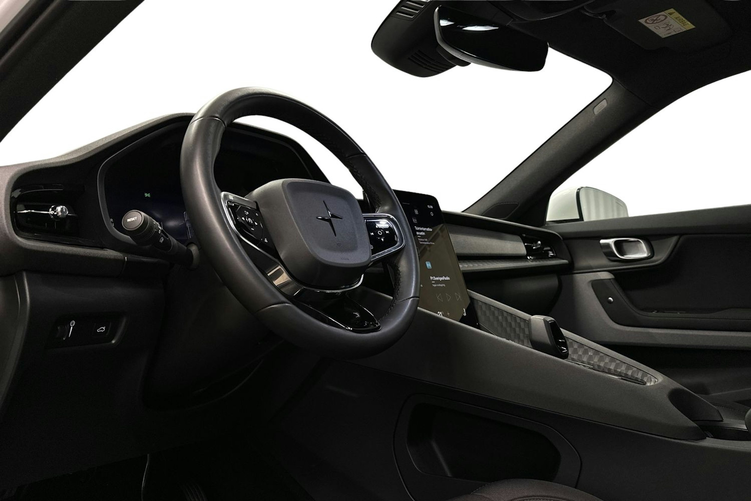 valkoinen Polestar 2 2022 kuva 7.