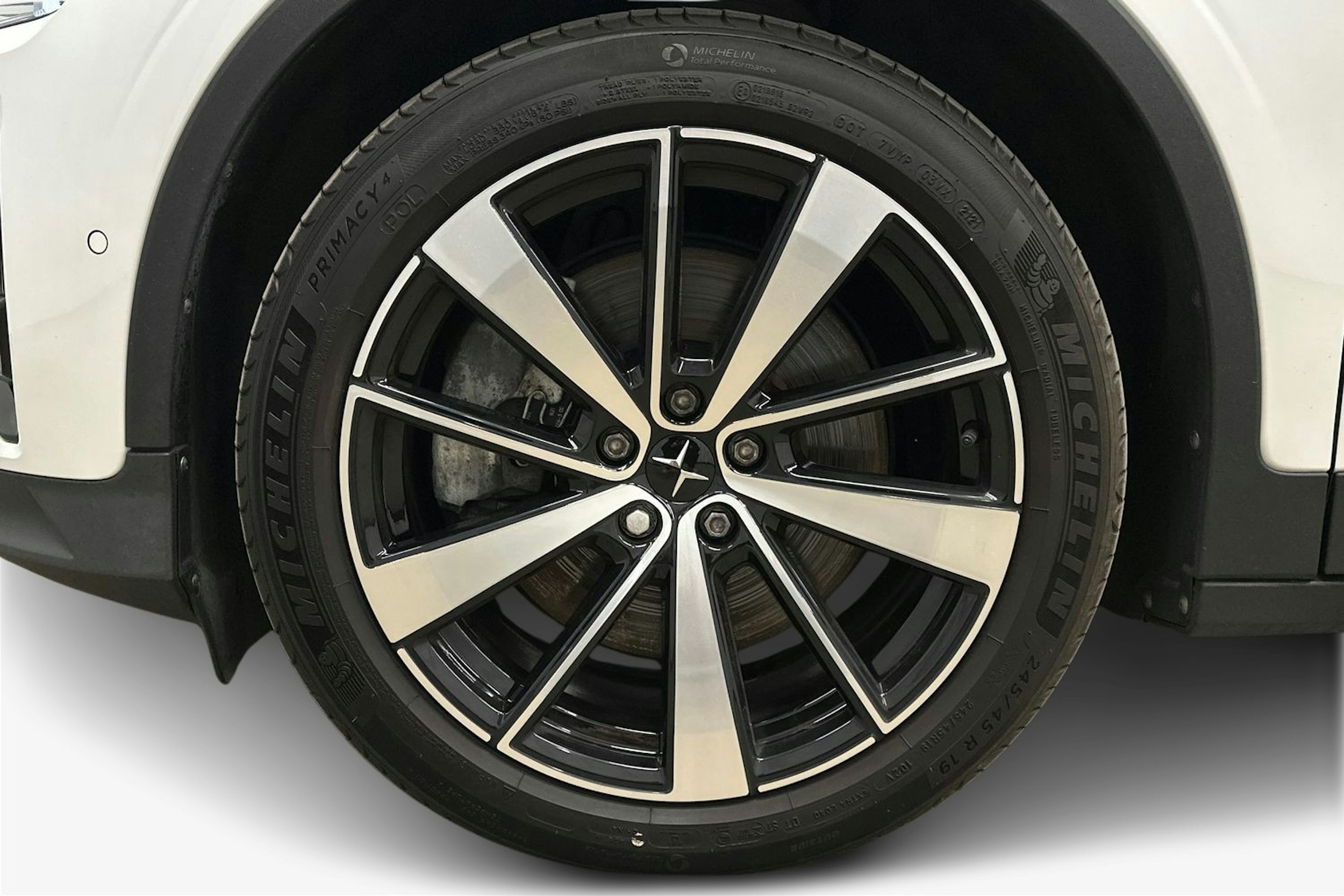 valkoinen Polestar 2 2022 kuva 11.