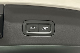 valkoinen Polestar 2 2022 kuva 16.