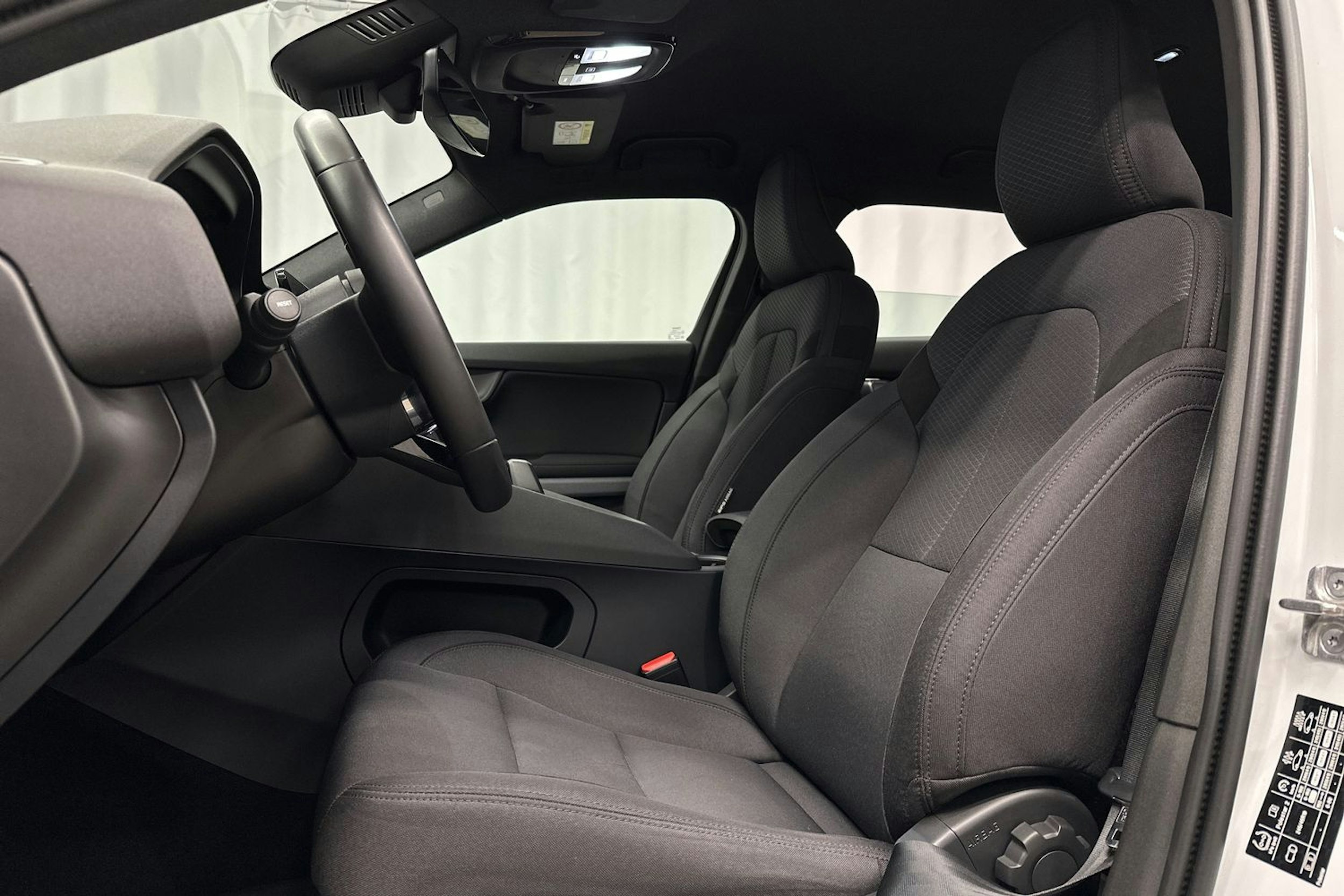 valkoinen Polestar 2 2022 kuva 17.