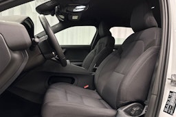 valkoinen Polestar 2 2022 kuva 17.