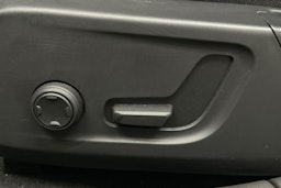 valkoinen Polestar 2 2022 kuva 18.