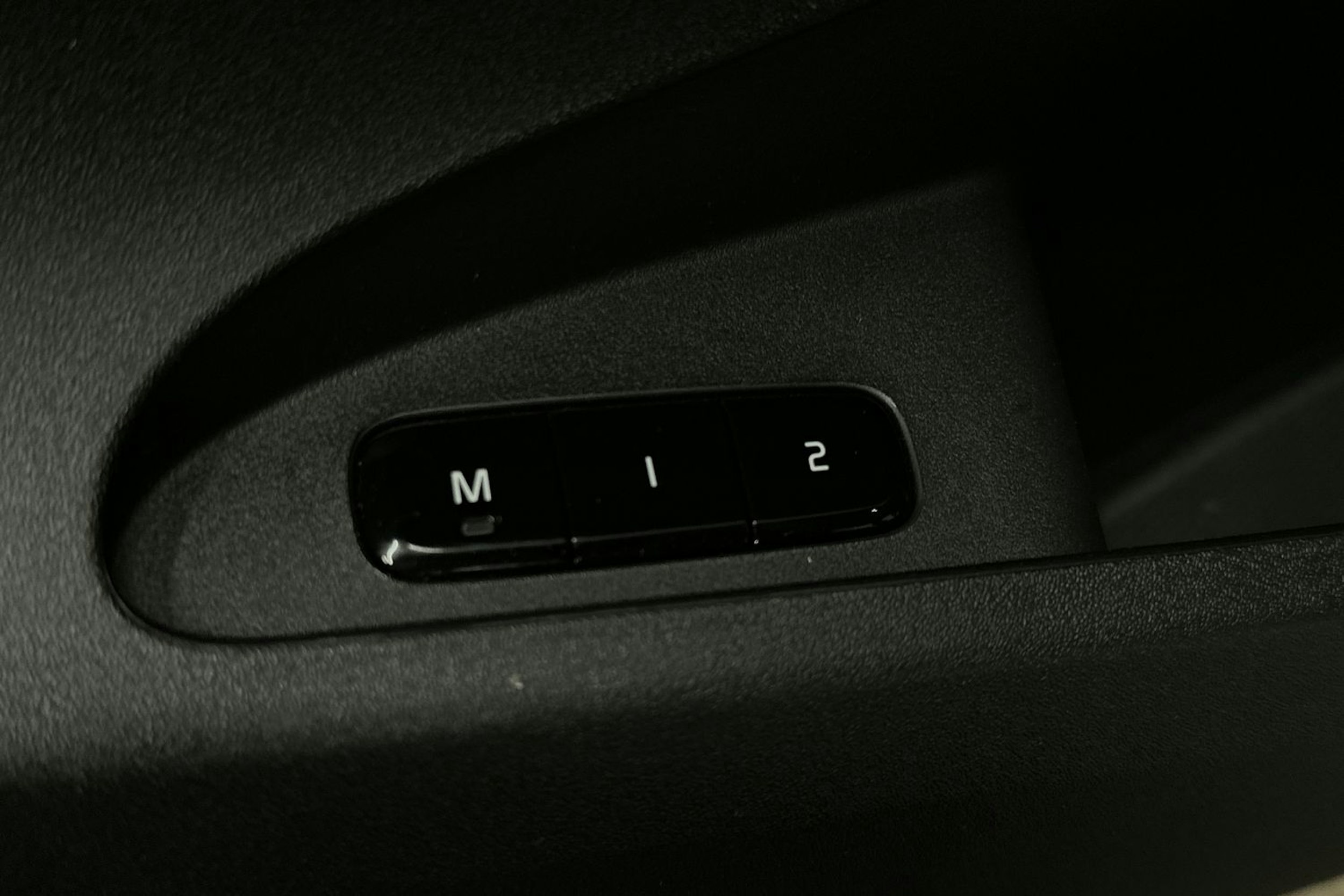 valkoinen Polestar 2 2022 kuva 19.