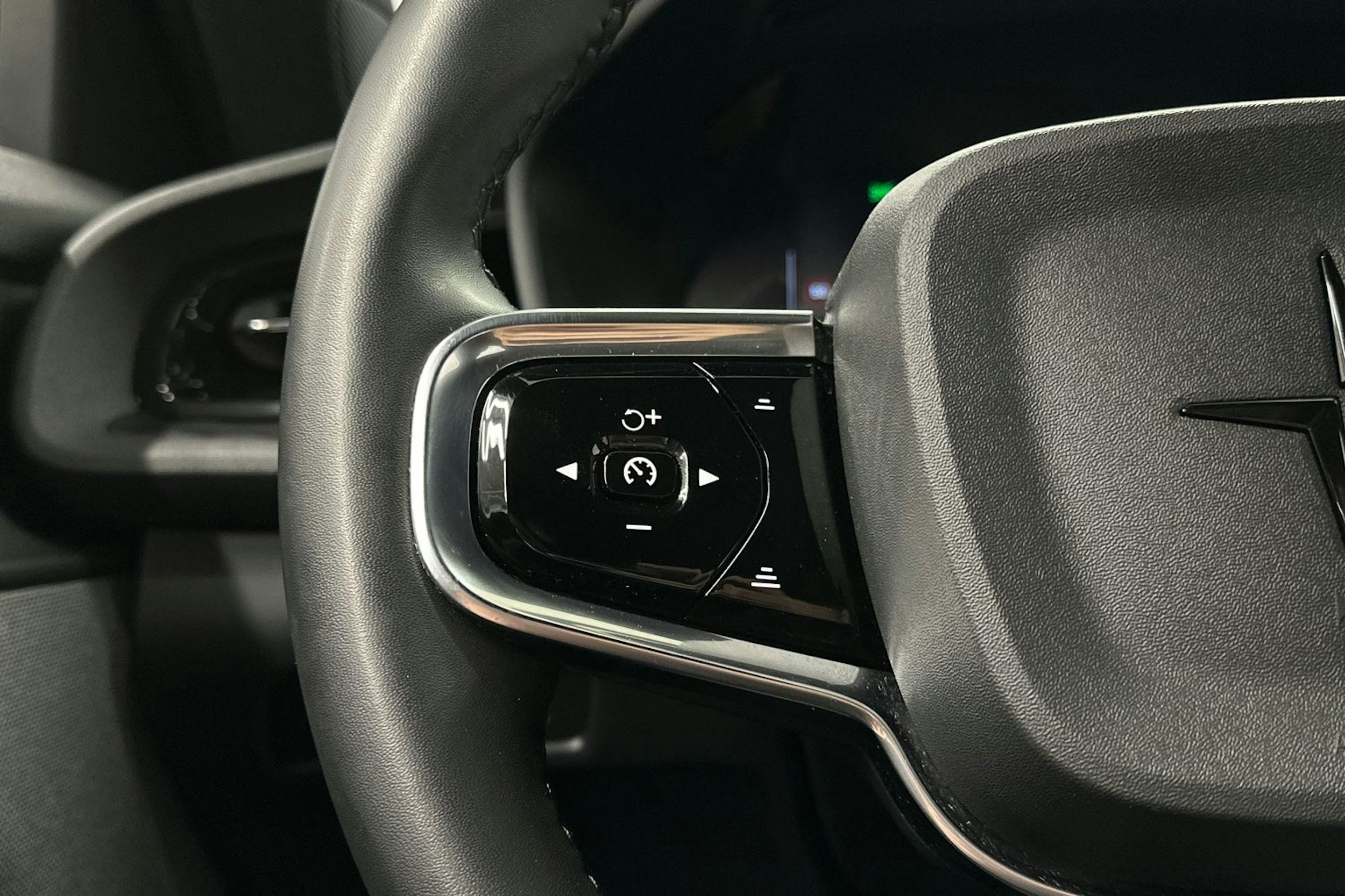 valkoinen Polestar 2 2022 kuva 20.
