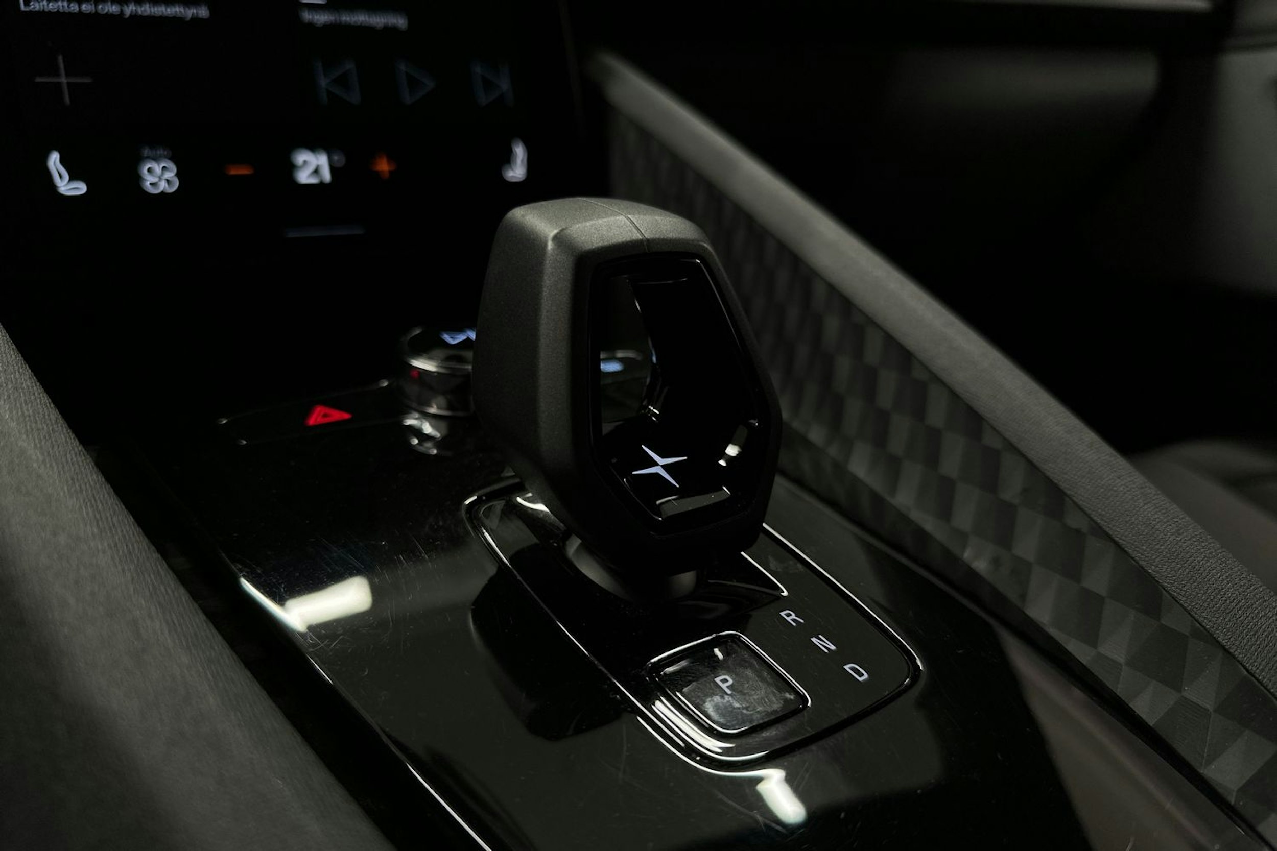 valkoinen Polestar 2 2022 kuva 24.
