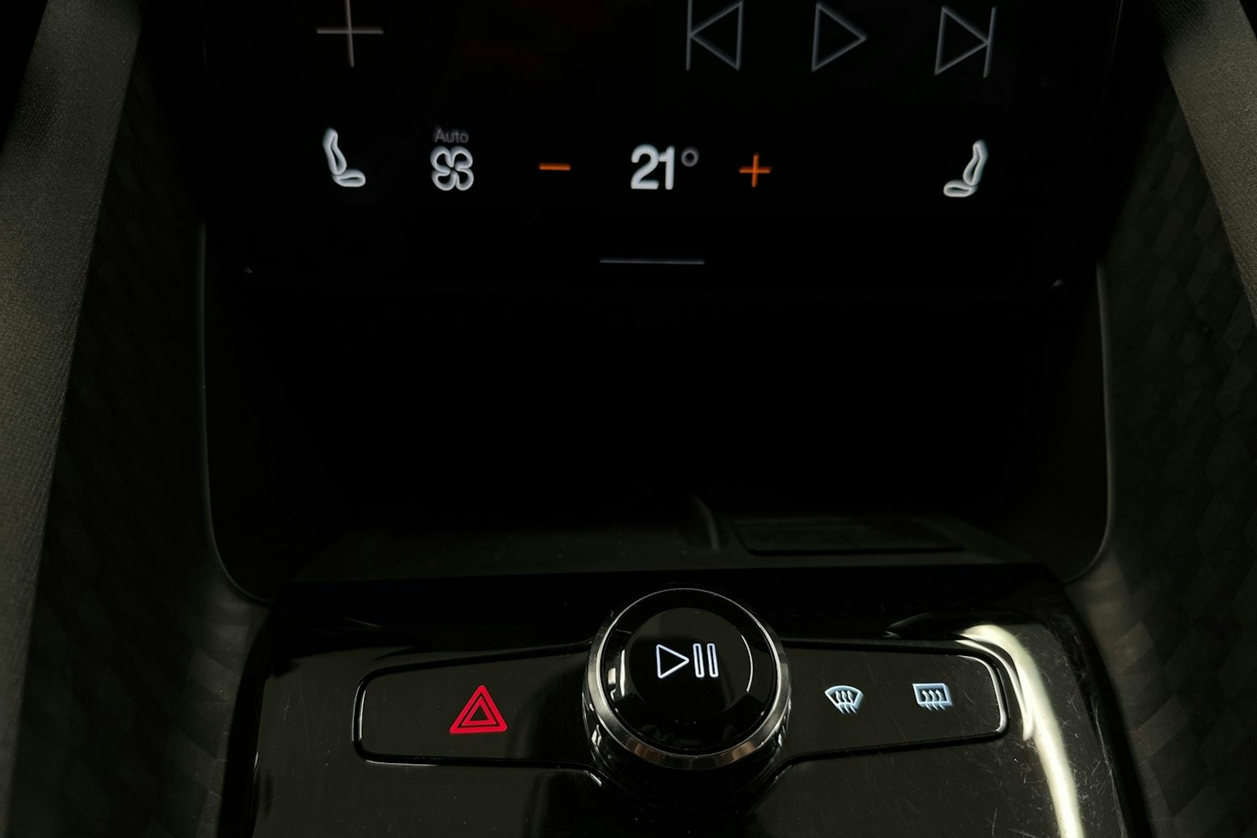 valkoinen Polestar 2 2022 kuva 25.