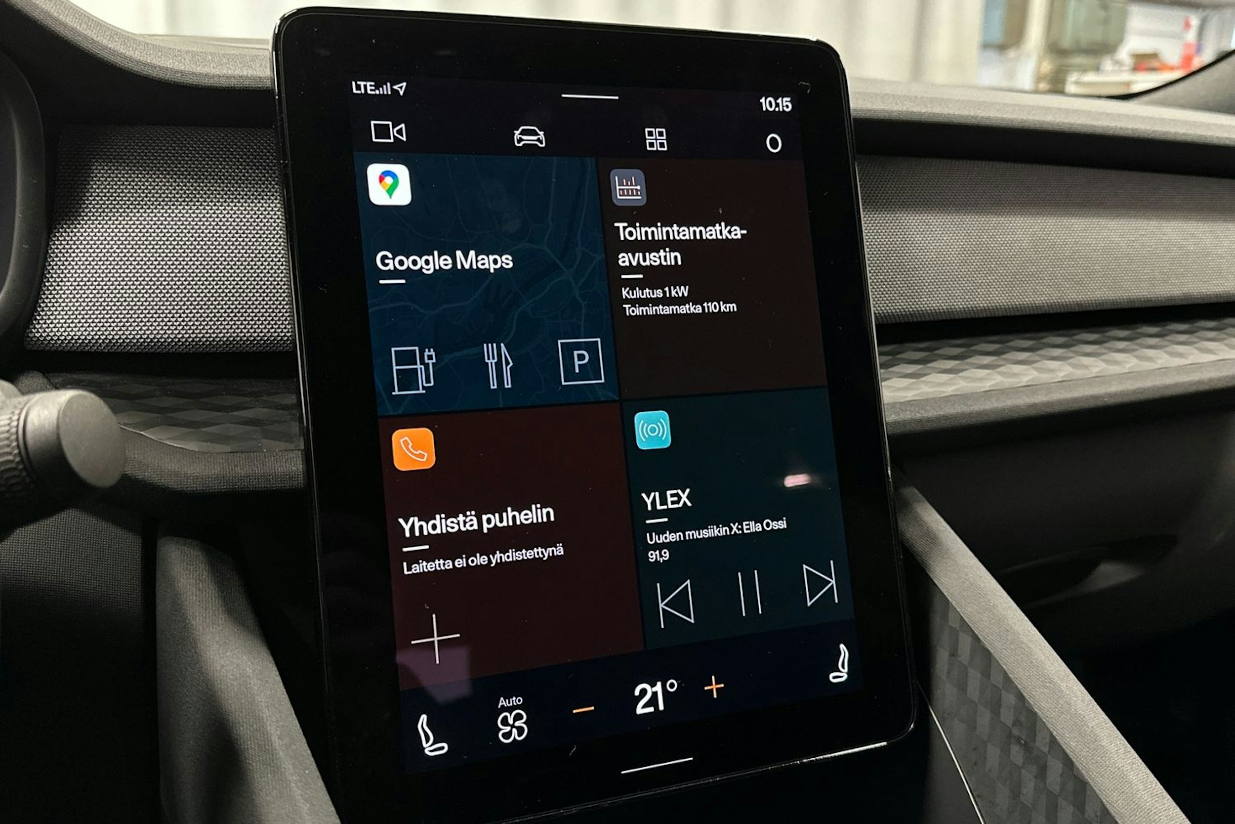 valkoinen Polestar 2 2022 kuva 26.