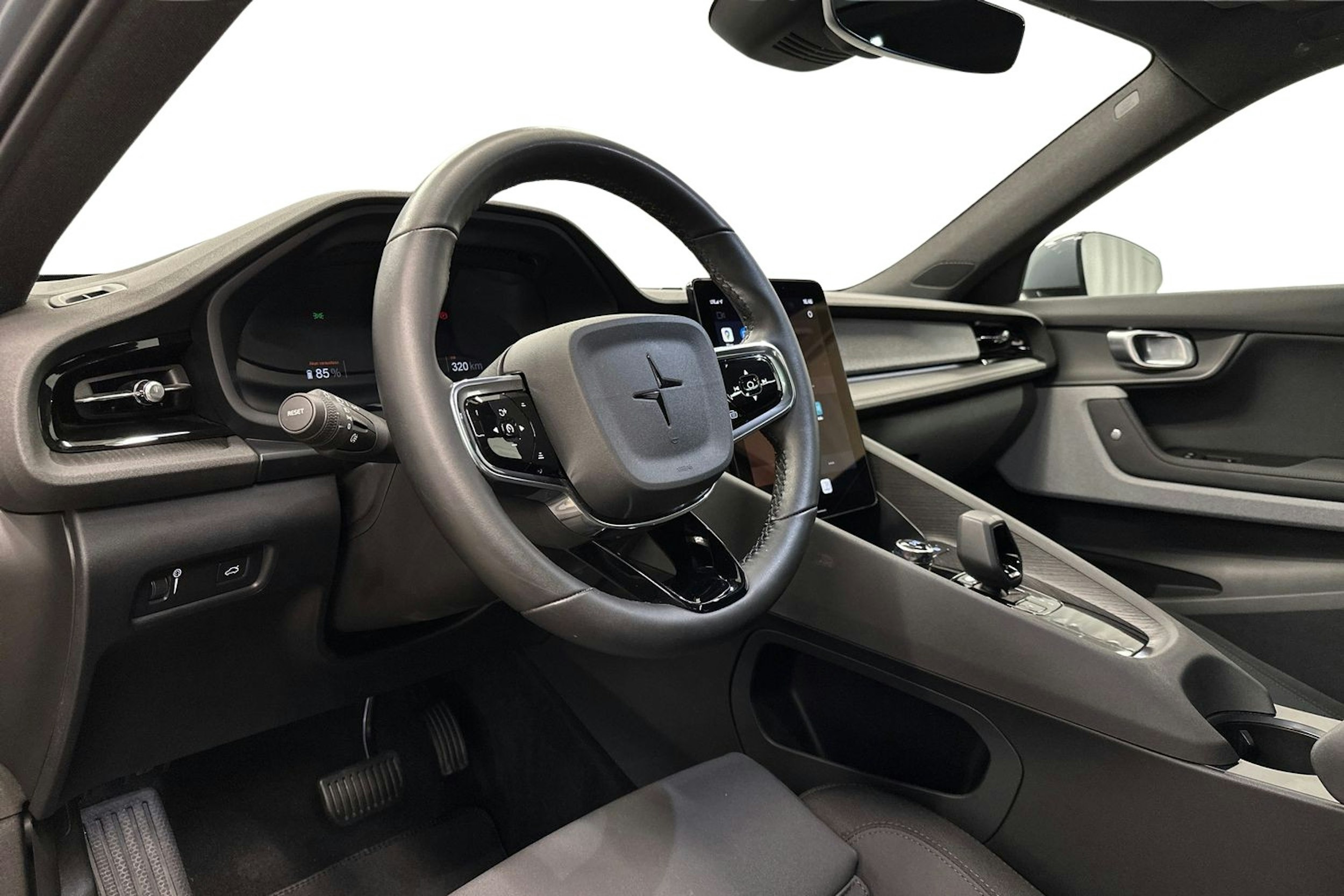 harmaa Polestar 2 2022 kuva 7.