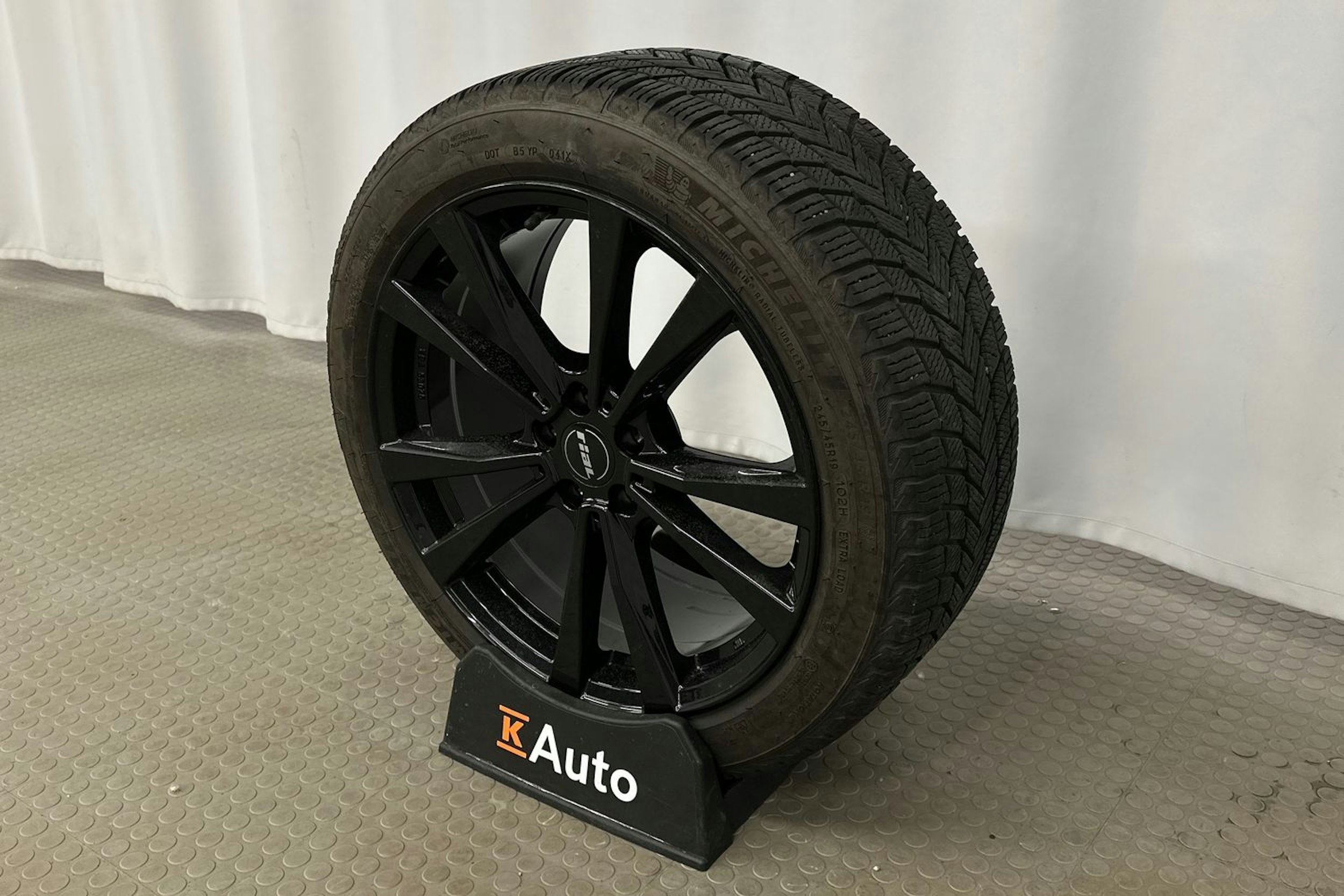 harmaa Polestar 2 2022 kuva 13.