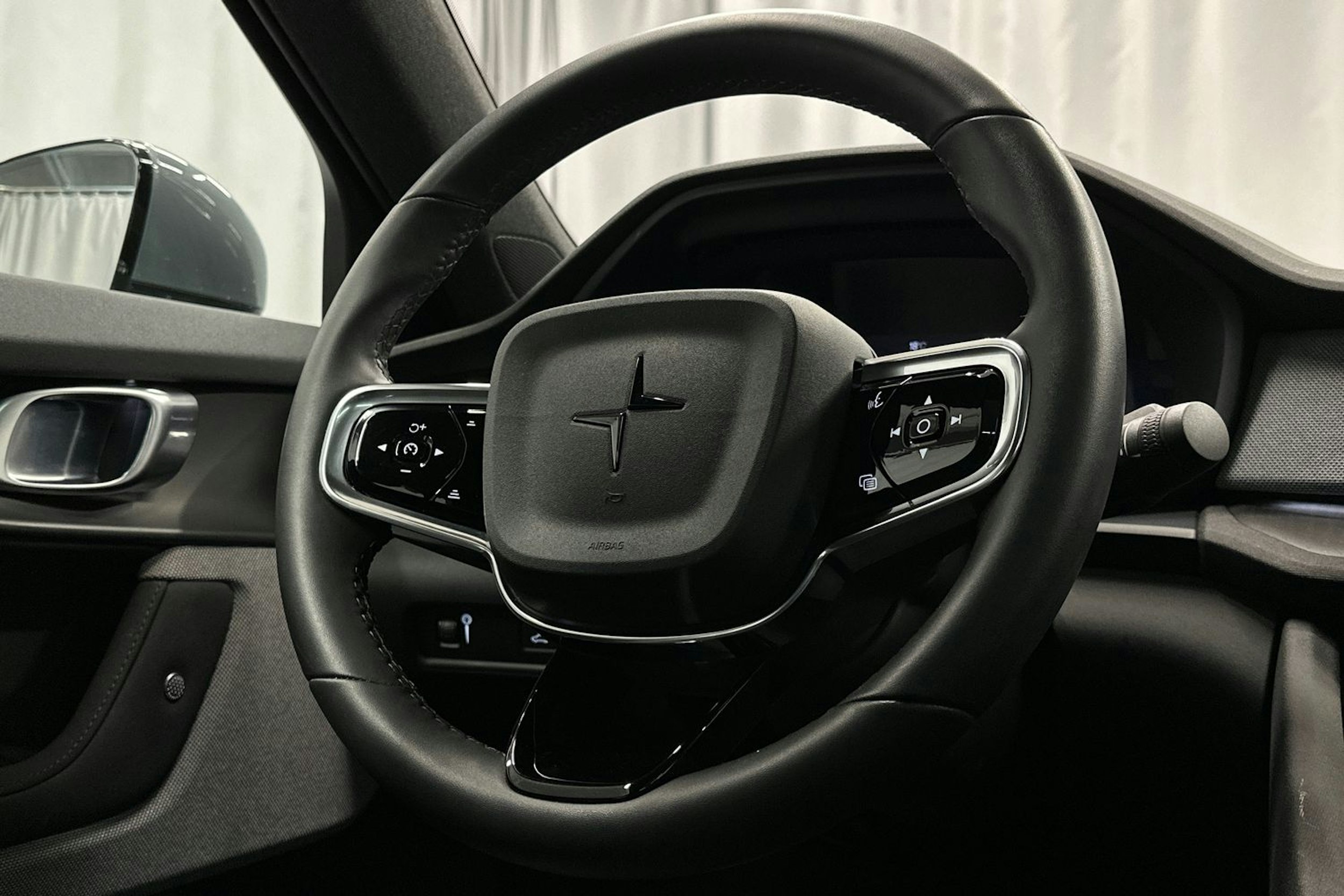 harmaa Polestar 2 2022 kuva 16.