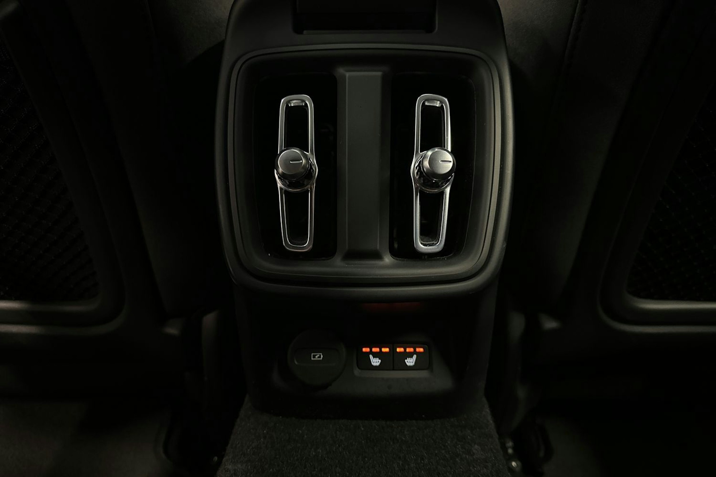 harmaa Polestar 2 2022 kuva 17.