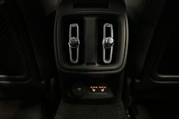harmaa Polestar 2 2022 kuva 17.