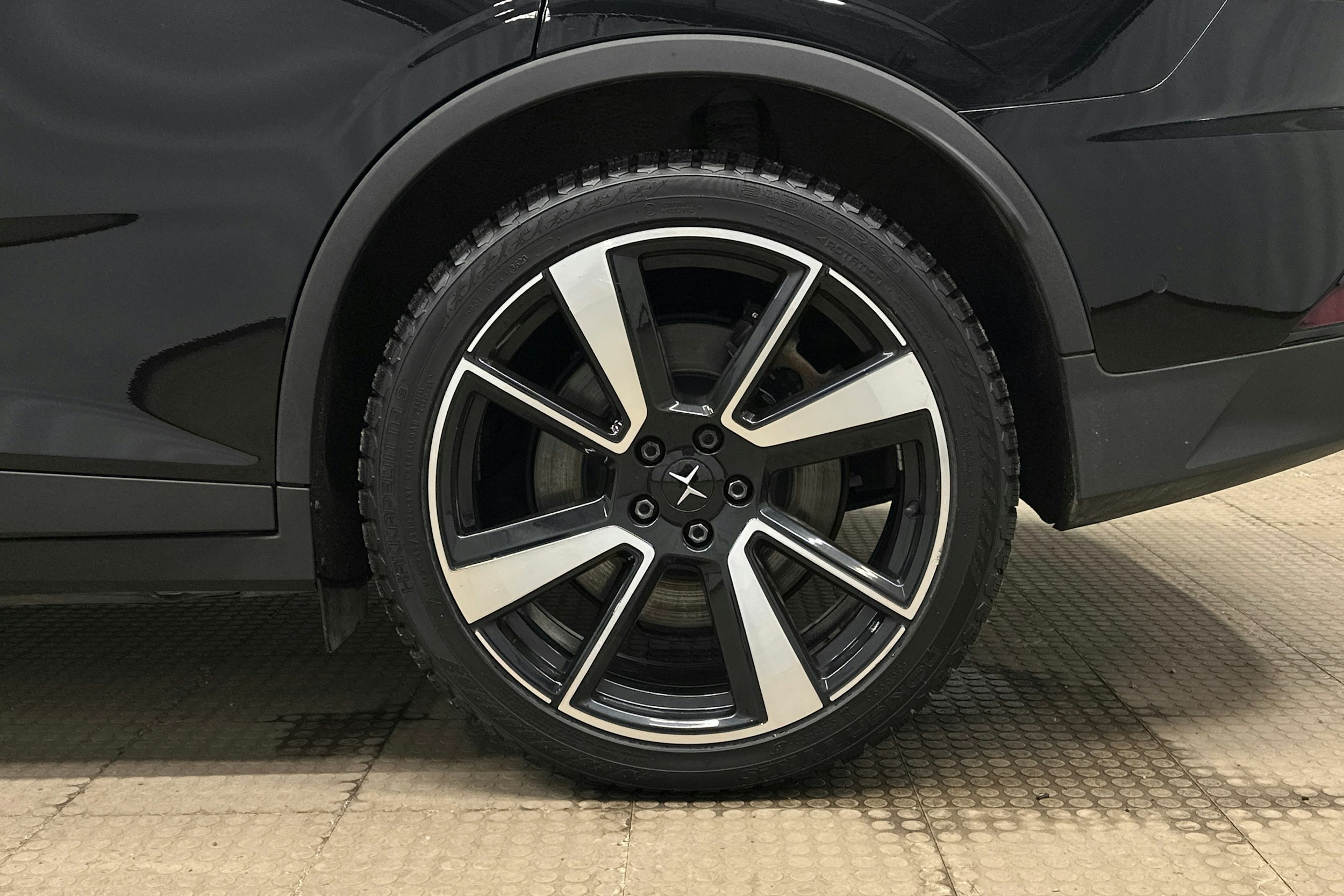 musta Polestar 2 2022 kuva 13.