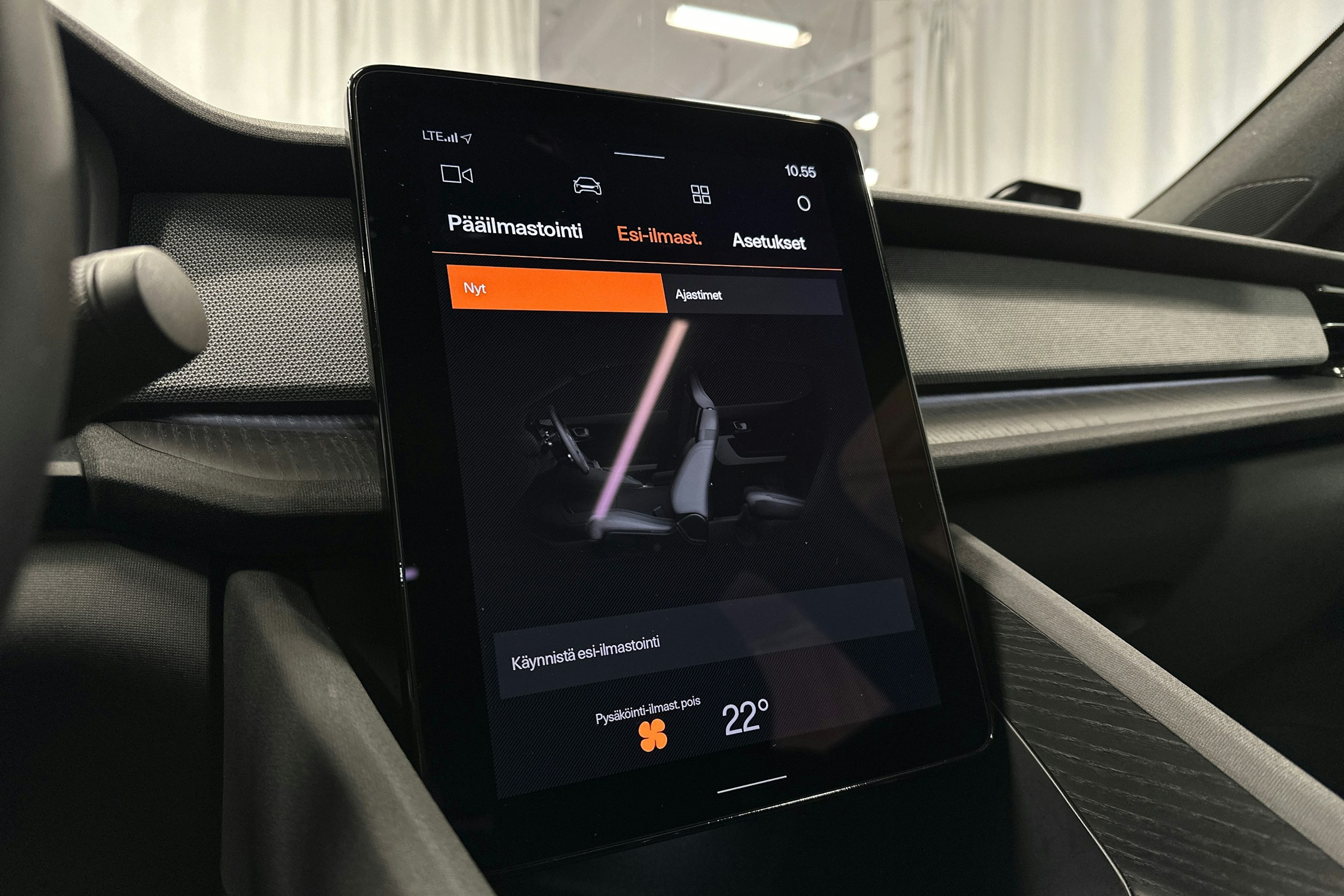 musta Polestar 2 2022 kuva 18.